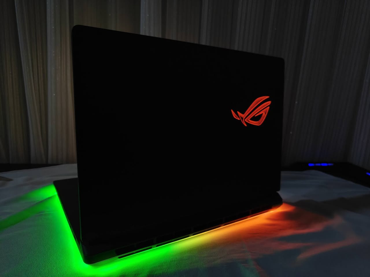 5070🔥🔥
*ASUS ROG Strix G16 (2025) - اللاعب المثالي!*
استخدام قلیل جدا بسبب يحتاج فلوس باعها
اكتشف قوة اللعب مع لابتوب ASUS ROG Strix G16 (2025) المزود بمعالج Intel Core i7 14650HX، وذاكرة وصول عشوائي 16GB، وتخزين SSD سريع 512GB، وكارت شاشة NVIDIA GeForce RTX 5070 بسعة 8GB GDDR7 . 
كارتون اصلي + شحن اصلي + كارتون اصلي
*المواصفات الرئيسية:*

- *الشاشة*: 16 بوصة WUXGA (1920x1200) بمعدل تحديث 165Hz وتقنية G-Sync
- *المعالج*: Intel Core i7 14650HX (16 نواة، 24 خيط)
- *كارت الشاشة*: NVIDIA GeForce RTX 5070 (8GB GDDR7)
- *الذاكرة*: 16GB DDR5 RAM (قابلة للتوسيع حتى 64GB)
- *التخزين*: 512GB SSD (قابل للتوسيع)
- *النظام*: Windows 11 Home
- *الاتصالات*: Wi-Fi 7، Bluetooth 5.4، USB 3.2 Gen 2، HDMI 2.1

*مميزات إضافية:*

- لوحة مفاتيح مضاءة RGB
- كاميرا FHD IR للتعرف على الوجه
- بطارية طويلة العمر
- تصميم أنيق ومتين

احصل على ASUS ROG Strix G16 (2025) الآن واستمتع بتجربة لعب فريدة!

للستفسار والسعر اكتب تعليق او ارسل رسالة عبر واتساب 
+9647769075220


**إذا كنت صاحب هذا الإعلان وتريد حذفه لأي سبب، رجاءا أرسل رسالة إلى الدعم الفني**