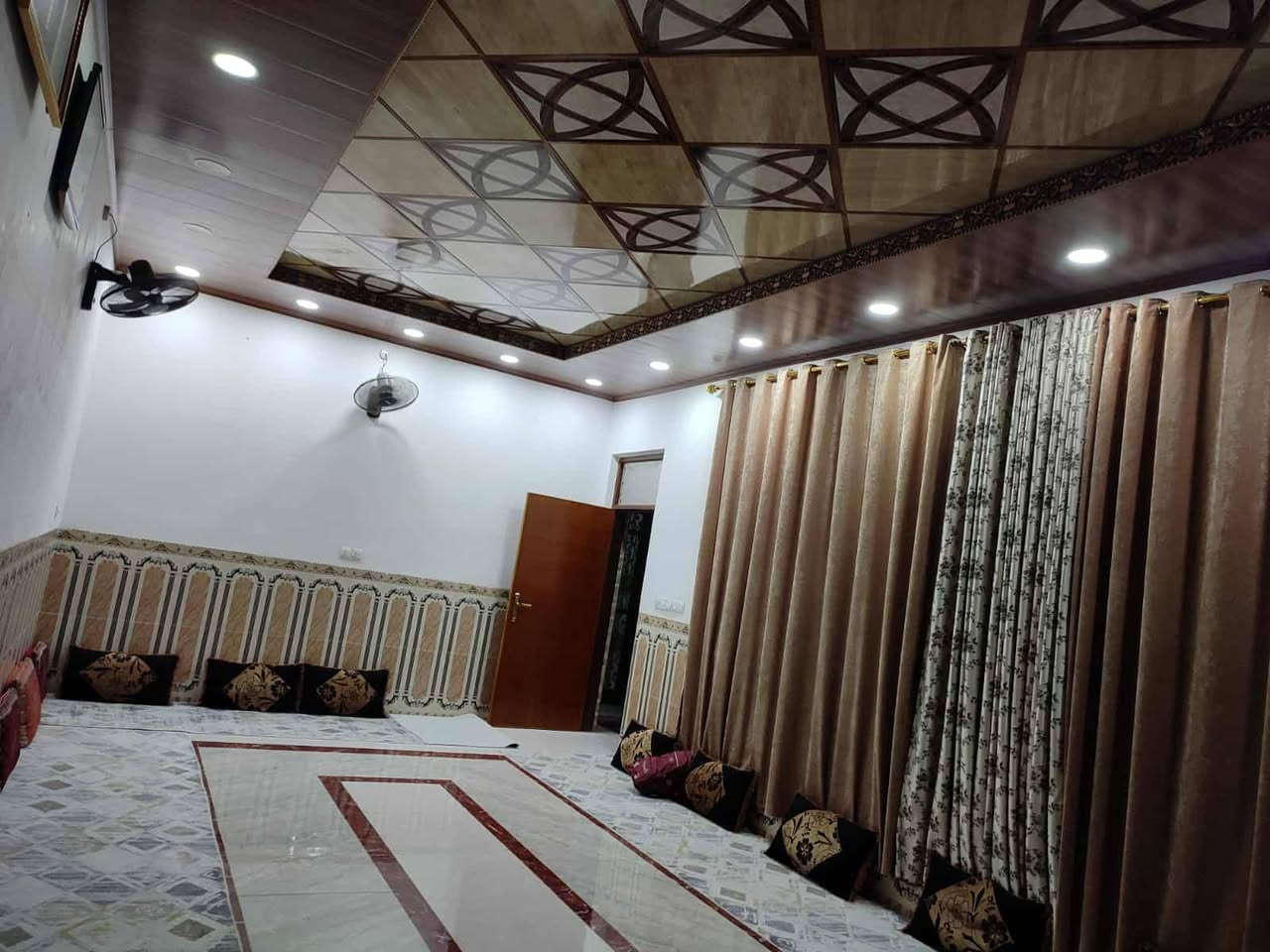 ---
للبيع بيت في حي الفرات – طريق السنية السياحي قرب الطاقة الشمالية

 المساحة: 550 متر

البيت يحتوي على:

غرفتين نوم 

صالة واسعة 

مطبخ 

استقبال 

صحيات داخلية وخارجية

حديقة بمساحة واسعة ومرتبة  

البيت يتميز بموقعه الحيوي وهدوئه بنفس الوقت، قريب من الخدمات والطريق السياحي.

.. للتواصل ع الرقم ***********
