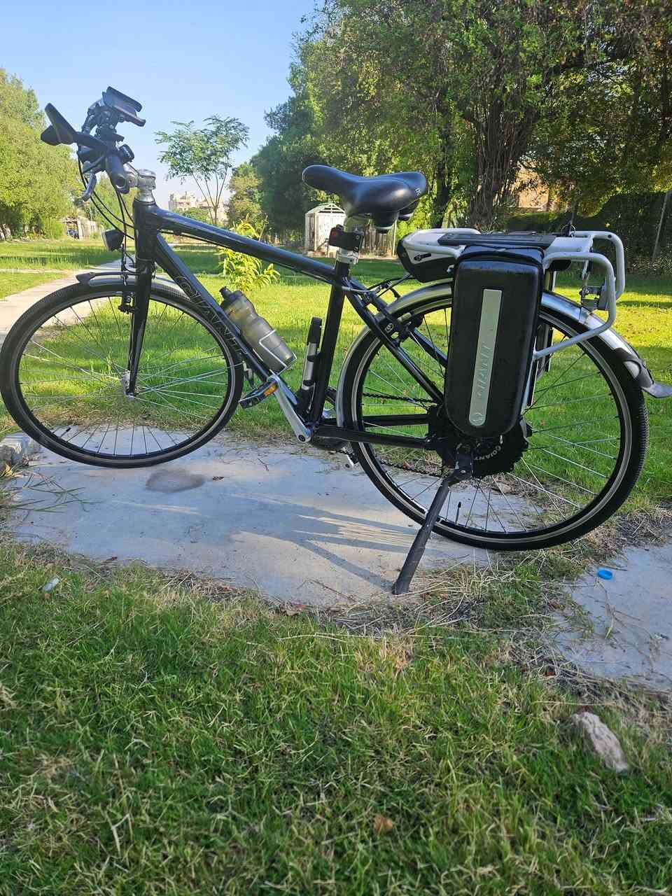 ⚡ للبيع: وحش الترحال والسفر Giant Escape 2 Hybrid 🚲لكل شخص يدور على متعة القيادة والمسافات الطويلة! دراجة كهربائية هجينة أصلية من البراند العالمي جاينت، مجهزة ومخصصة للترحال والسفر براحة تامة. 🌍🎒المواصفات الفنية والنظافة:💎 النظافة: 95% بحالة ممتازة جداً ونظيفة حيل.
🛣️ الممشى: 1500 كم فقط (استخدام خفيف ).⚙️
 المنظومة: نظام مساعد شحن ذكي مع محرك خلفي يعطيك عزم قوي جدا 300w  بالمرتفعات.
🔌 الملحقات الأساسية: يجي وياها الشاحنة الأصلية لشركة جاينت + مفتاحين (2) لقفل البطارية.الملحقات الإضافية (كلها براند GIANT الأصلي):🍼 مطارة ماء جاينت
.🔔 جرس تنبيه جاينت
.💨 بم هوائي (منفاخ) جاينت.
الدراجة جداً ناعمة وسلسة بالخطوط الطويلة والترحال، 
. 🚴‍♂️🔥📍 المكان: [بغداد]
📞 للتواصل: [***********]
