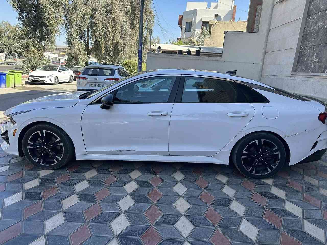 السلام عليكم 
…..للبيع….
Kia k5 2022 Gt-Line 1600 turbo 
اللون ابيض رقم اربيل 
محرك 1600 توربو 
المسافة المقطوعة : 79,000-80,000 km
صور الحادث موجودة بالمنشور
المواصفات :
* رادارات 360 
* رادار تفاعلي
* رادار نقطة عمياء 
* اشارة بالمري
* كشنات جلد احمر 
* تدفئة كشنات امامية 
* كرسي سائق كهرباء 
* بانوراما 
* 4 انظمة قيادة
* زينون ثلاثي العدسة
* سياقة شبه ذاتية 
* نظام تنبيه السائق و وقوف تلقائي 
* اوتو هولد 
* بصمة ابواب و جنطة 
* تشغيل عن بعد 
* ترحيب عند الدخول

مكان السيارة بغداد / الكرخ / القادسية 
السعر / 165 ورقة و بيهة مجال بسيط


**إذا كنت صاحب هذا الإعلان وتريد حذفه لأي سبب، رجاءا أرسل رسالة إلى الدعم الفني**