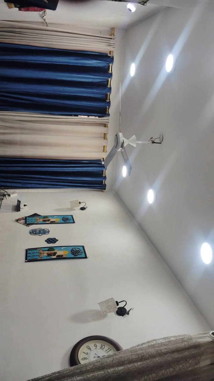 السلام عليكم بيت 100متر للبيع 
يتكون من طابقين 
صيحات خارجية+داخليه
مطبخ 
صاله مفتوحه ع كلدور
غرفه نوم عدد2
سطح ناصي وسطح عالي
للستفسار
***********
