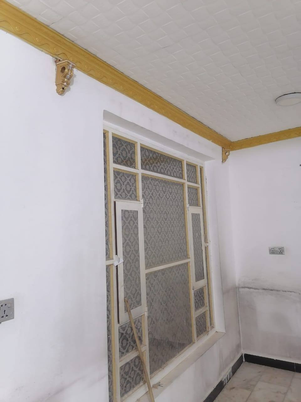 للايجار
بيت ٢٠٠م طابق واحد بناء نظيف جدا

سعر ٥٠٠ الف.

مع الماء والكهرباء.

يقع في حي الشهداء على ساحه

 قرب جامعة العين

يبعد عن جامعة العين ١٠٠م

يحتوي على غرفتين وصاله ومطبخ وصحيات داخليه وخارجيه واستقبال

موبايل ***********
***********
