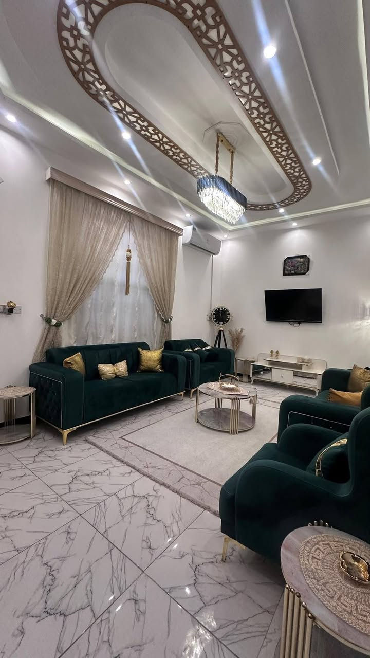 بيت للبيع القبله حي موسى الكاظم قرب سوق الكبير مساحة 130 م بناء حديث مودرن سنة البناء2022
كله طابوق  الطابق الارضي إستقبال وغرفه وصاله ومطبخ وصحيات وكراج
طابق الثاني 3 غرف وصاله  السعر 250 قابل للتفاوض
استفسار ***********
