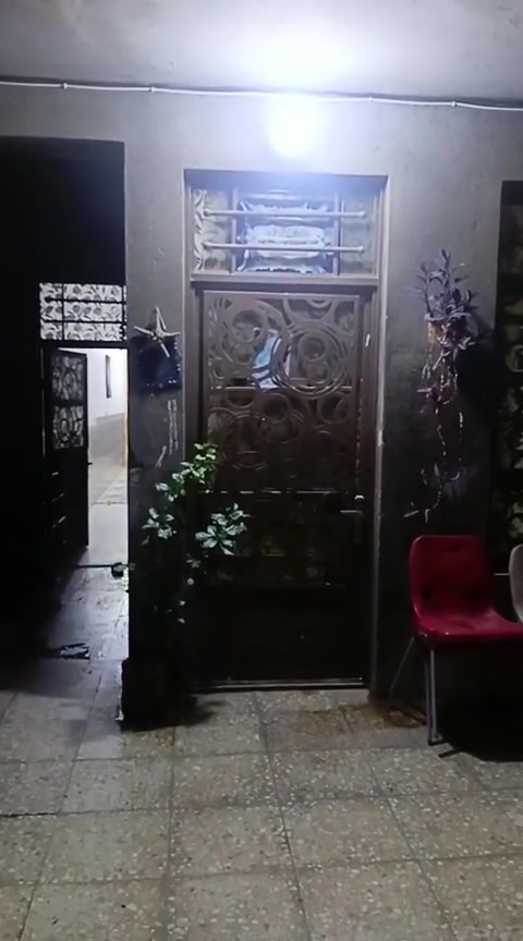 دار لبيع الشعب حي الكوثربناء حديث  قرب ملعب الاصدقاء زراعي مساحه 100متر واجهه خمسه نزال 20طابقين مدخلين يحتوي الطابق الأول  على طرمه واستقبال وحولي مطبخ حار وغرفه نوم وخدمات عدد 2 الطابق الثاني يحتوي  على غرفتين نوم وخدمات وبيتونه كبير وصطح عدد 2 علما المنطقه كامله الخدمات الاستفسار الاتصال ***********
