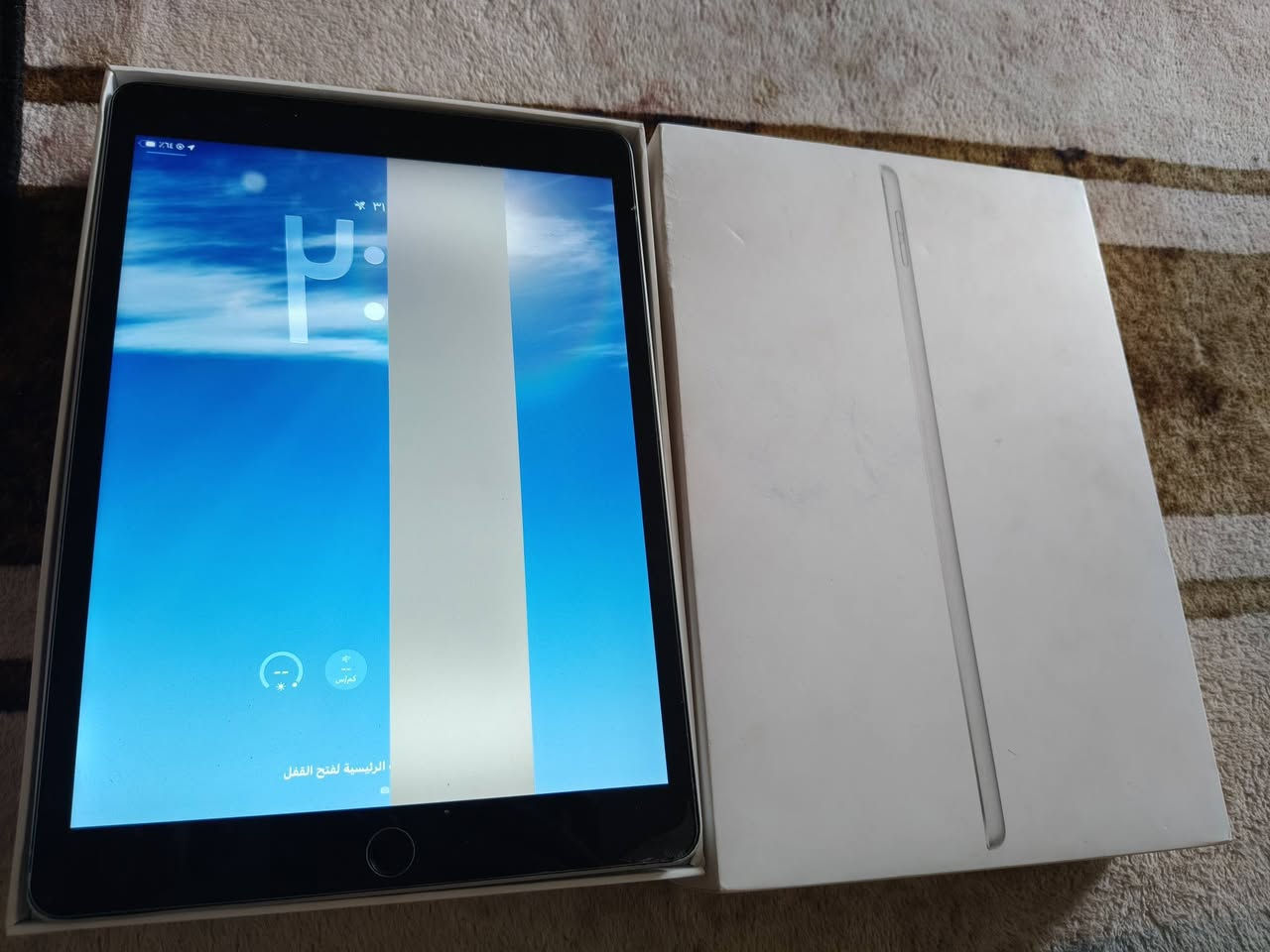 سلام عليكم 
ايباد 9 للبيع بي فقط شاشه بيه خط شغال كلشي ما بي ذاكره 64 
............. السعر 75........ 
***********
