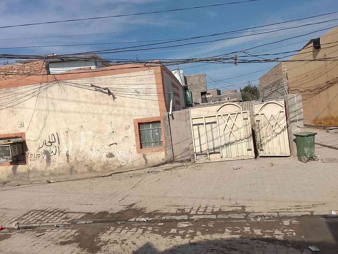 سلام عليكم الدار البيع في محموديه حي المرتضى المساحه 160 متر مربع يتكون من ثلاث غرف وصاله ومطبخ وستقبال وطرمه البيت سيراميك حمامات خدمات مقرنص ومجاري سوك 70 متر عليه وشارع العام رئيسي 50 متر البيت عكاده وفرمستون البيت ركن عله شارعين زراعي سعر 70 وبي مجال رقم *********** تصل بي واساب
