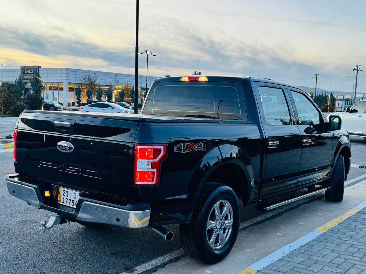 مواصفات XLT  
٨ سلندر مرغوب 
ماشي ٩٢ كم 
( بانوراما - ويالة كروم - كشنات كهرباء - شاشة جبيرة - 4+4 - نيضام دبل ئيكو  ECO ) بعد هواى مواصفات 

سعر ٢٣٨ $ بيها مجال 

مكاني السليمانية
*********** السليمانية, العراق
