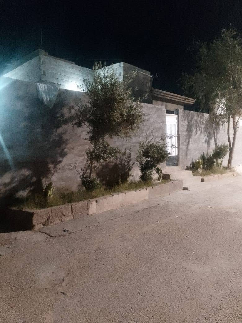 السلام عليكم
دار للبيع  مع قطعة أرض مسيجة في حديثة حي السبحاني( رقم) مورج معاملة لغرض التسجيل
مساحة الدار:400م
ومساحة القطعة :530م
يتكون الدار من طابق واحد
غرفتين نوم
هول
وديوان
وصاله
ومطبخ
وصحيات داخليه و خارجية
السعر خاص
للاستفسار الاتصال على الرقم
***********
