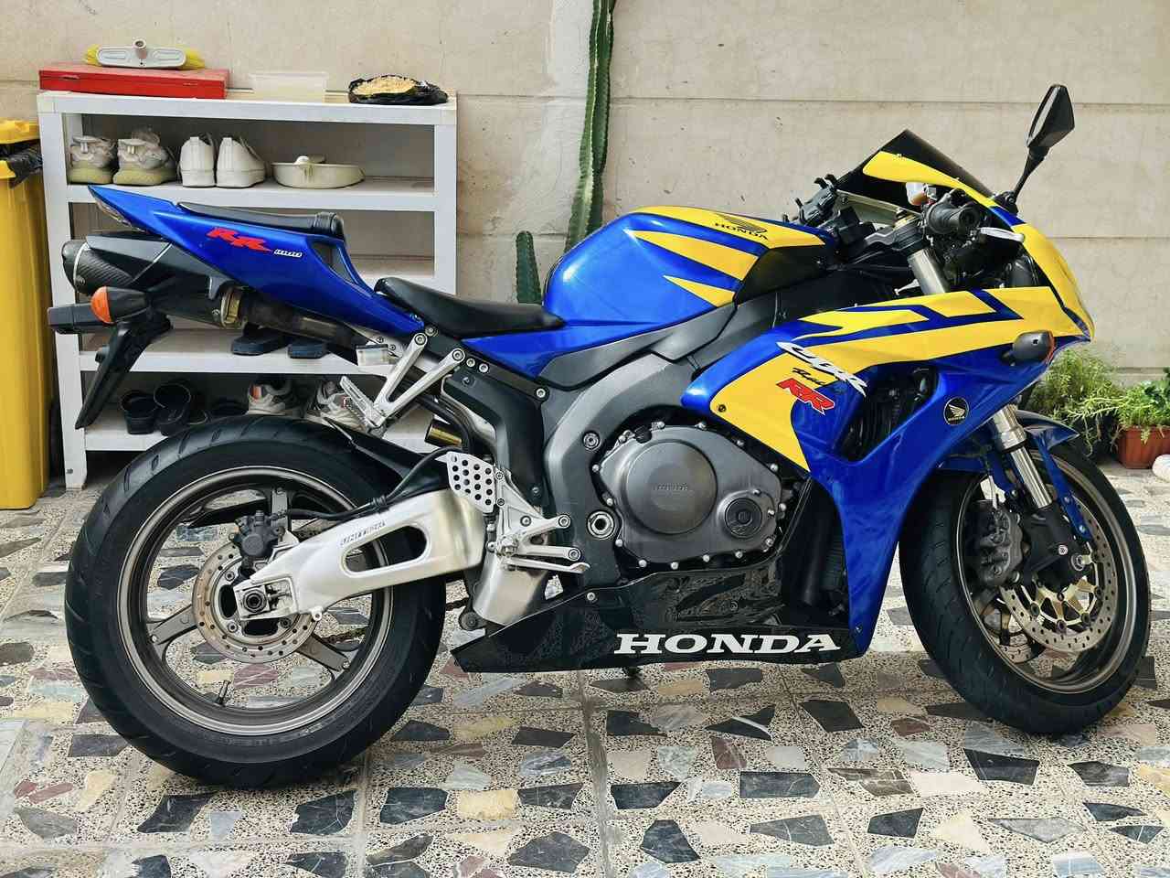 يا الله اللهم صل على محمد وآل محمد
RR1000 لون مميز كفاله عامه
دراجه اصوليه ومدفوع كمركها وجاهزه للترقيم 
مكينه هاون 8 نوزل ريسنك 
عليها اضافات
فيت بم ريسنك مال حلبات
هدرز صوت طرب
صالصنه توبرذرز بكفاير 
ماشيه 39
ادامه كامله من كلشي
دهن امزويل 
بانزين بس محسن 
سعر مناسب
مكاني بغداد 
***********
