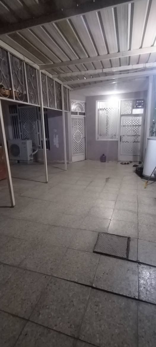 السلام عليكم دار للبيع مساحه 150 م  6 ونص × 24طابو صرف بناء الدار طابوق  في الطابق الارضي كراج كبير وصحيات خارجيه واستقبال كبيره ومطبخ كبير وصاله وغرفه نوم وترك وحمام داخلي والطابق الثاني فيه 3 غرف كبيره واحده منهن نظام سويت ومخزن يقع الدار في الزعفرانيه في بدايه حي السندباد للاستفسار الاتصال على الرقم  ***********
