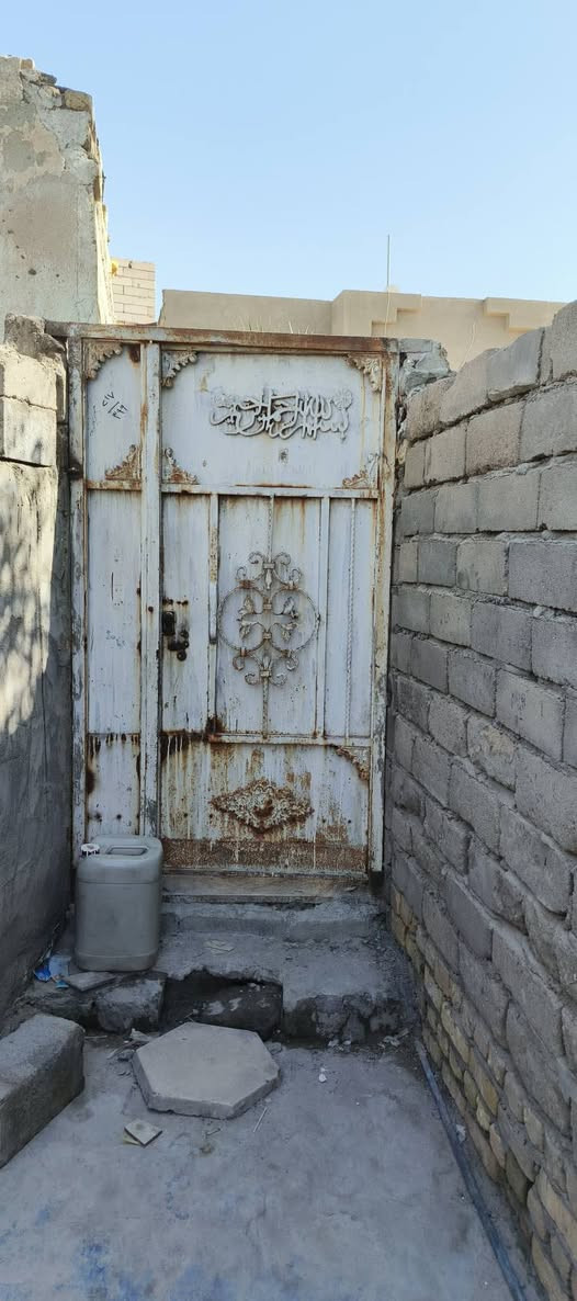 بي للبيع 100 متر طابو صرف يتكون. من غرفه وهول ومطبخ وحمام داخلي واستقبال خارجي بناء بلوك كهربائي السقف عكاده المكان سوق الشيوخ الصدر الثانيه قرب مدرسة النربد الابتدائيه بسعر 45 للأستفسار ***********
