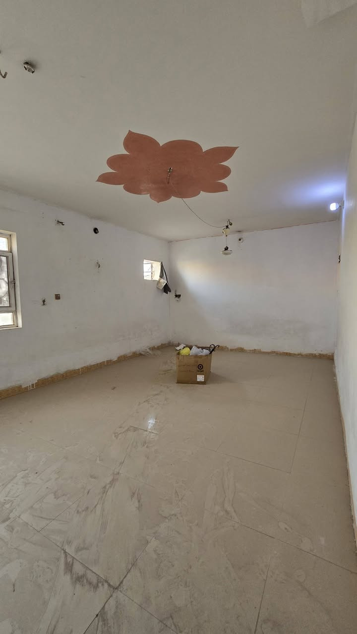 بيت للبيع مساحته 210 كربلاء حي القادسيه ركن وبي محلات مأجره الطابق الارضي غرفه وهول واستقبال ومطبخ حار وبارد و2 مجموعه صحيه وحديقه صغيره وطارمه
الطابق الثاني شقه ودرج للخارج 
غرفتين وهول وحمام ومطبخ
للاستفسار عن السعر الاتصال بالرقم
***********
