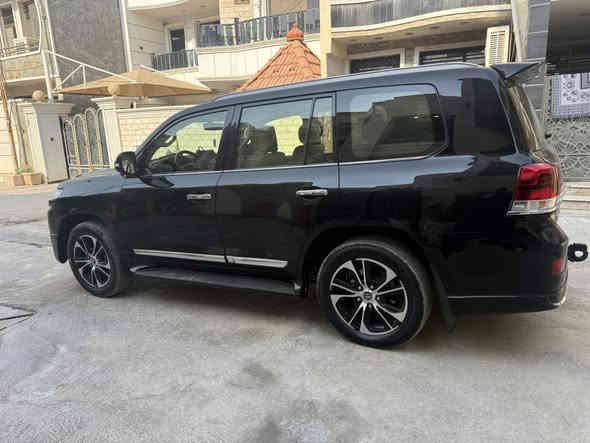 سلام عليكم لاند كروز 21 فطيم سياره جديده رقم مميز للبيع صار بيها شخط مو ضربه شخط جاملغ الامامي الايمن باب الخلفي الايمن وجاملغ الايمن الخلفي سعرها 51 علما السياره 8 سلندر جديده معنه الكلمه 
هاتف 
***********
