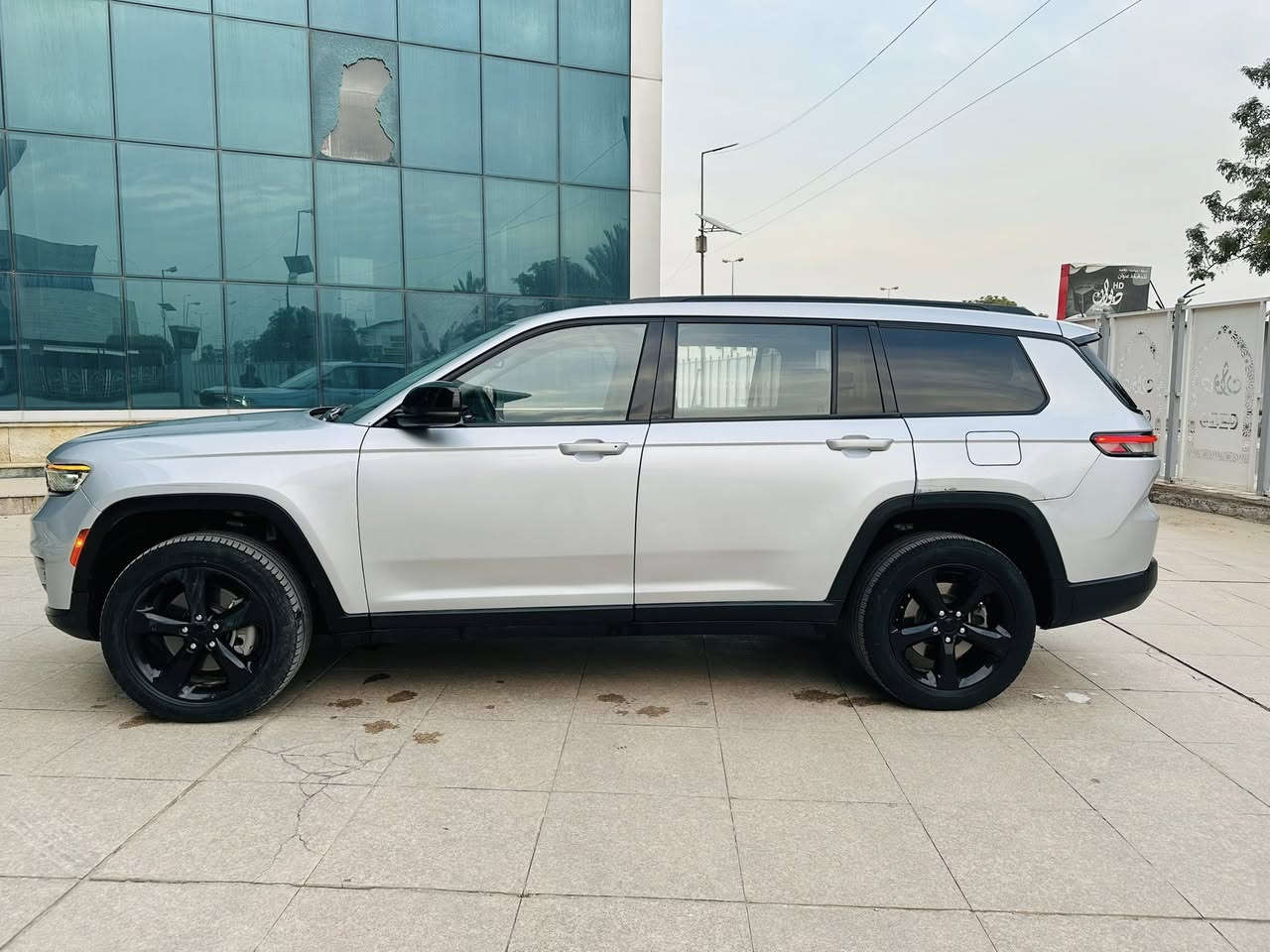 السلام عليكم 
جيب 2023 L لمتد 7 راكب

بدون ايربالك بدون شاصي بدون لغد 

شاشه كبيره
كشنات جلد vip
تبريد 3 قطع
فور ويل
تدفئه كشنات امامي
تدفئه كشنات خلفي
تحديد مسار
رادر امامي
دخول ذكي بصمه
كامره دواره
صندوق كهربائي 
شاشه كيجات ديجتل
شفتات بالستيرن
حساسات خلفيه 
اَتو بريك توقف ذاتي
نقطه عمياء 
اشاير بالمري 
فول تحكم استيرن
نظام ملاحه 
كار بلي 
تشغيل عن بعد
خزن ميمري للمقاعد
لد نهار 
4 انظمه قياده 

ماشيه 31الف فقط 
ويل 20 اسود ابلادي 
مكينه 3600
وبعد بيها هوايه مواصفات
السياره اجتي غراضها وياها وكلها بلاديه 
وبدون ايربالك ولا شاصي ولا لغد 

السياره صار بيها 4 قطعه صبغ 
وشويه بالبنيد ع كده 

رقم بغداد تحويل مباشر 

السعر 279$ وبيها مجال بسيط 

*********** 
مكان السياره بغداد الغراليه
