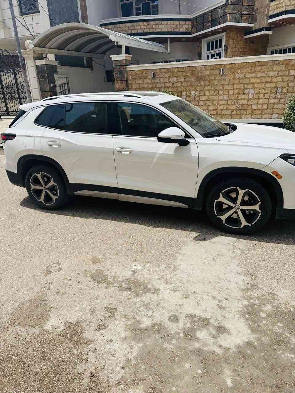 🌟 للبيع: VOLKSWAGEN TIGUAN SE 2025 – بحالة الوكالة 🌟 وارد امريكي
📋 مواصفات السيارة:

• الموديل: 2025.

• الفئة: SE 

(نظام دفع رباعي 4MOTION).

• المحرك: 2.0 لتر تيربو، أداء سلس واقتصادي في استهلاك الوقود.

• ناقل الحركة: أوتوماتيك 8 سرعات.

• الممشى: [5,000] كم فقط.

• سقف بانورامي

• صندوق خلفي كهربائي (شفط)

• أنظمة المساعدة: نظام الرادار الأمامي وخلفي، الحفاظ على المسار، ومراقبة النقاط العمياء لضمان أعلى مستويات السلامة.

الإضاءة: نظام إضاءة LED تفاعلي

• حساسات ركن 360 درجة مع كاميرا خلفية عالية الدقة.

• تشغيل بصمة، شحن لاسلكي، وتبريد خلفي منفصل.

• ويلات (جنوط) ألمنيوم حجم 18 بوصة بتصميم رياضي.

• المقصورة الذكية: شاشة عدادات رقمية (Digital Cockpit) ونظام ميديا متطور يدعم الاقتران اللاسلكي للهواتف.

• انارة داخلية محيطية وتفاعلية.

نظام قيادة متطور (Driving Modes):

تحتوي السيارة على أنظمة قيادة متعددة تناسب كل الظروف:

(Eco, Comfort, Sport, Snow, & Off-Road)

مع نظام التحكم الذكي 4MOTION Active Control لتوزيع القوة على الإطارات الأربعة حسب طبيعة الطريق، لضمان أعلى مستويات الثبات والأمان.

✅ حالة السيارة:

• السيارة بحالة الوكالة (جديدة تماماً).

• نظيفة جداً من الداخل والخارج، وبدون أي صبغ فقط يوجد بيها تعديل بارد pdr يعني كلين تايتل

(شرط الفحص).

💰 السعر: (26.500$) وبيها مجال 

مكان السيارة بغداد

السيارة مرقمة اربيل جديد وهزة جديدة جاهزة للتحويل.. والشراي يتفضل يتصل.

***********
