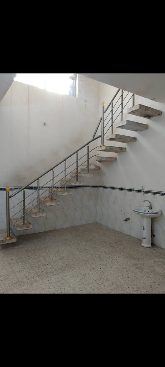 سلام عليكم... بيت 100 متر بحي النداء للايجار منطقة ال 55 خلف قصابية الميالي بفرعين طابق واحد بيت نظيف جدا سعر الايجار 275 الف 
*********** واتساب
