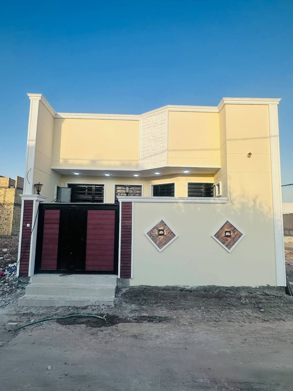 يالله بيت للبيع سند ٢٥ 
المساحة ١٥٠ متر واجهه ٨ اله ربع
عنوان البيت حي الأمين شارع التنانير 
البيت مسلح ارظيه وسقف بناء طابوك كامل 
البيت غرفتين وصاله وبراني وصحيات داخليه وخارجيه 
غرفه سويت.  ( يوجد فيديو توضيحي )
ملاحظه البيت جمس بورد ديكور 
المنطقه خدمات كامله تبليط مجاري مدارس 
الاستفسار واتس أو الاتصال على الرقم 
***********
