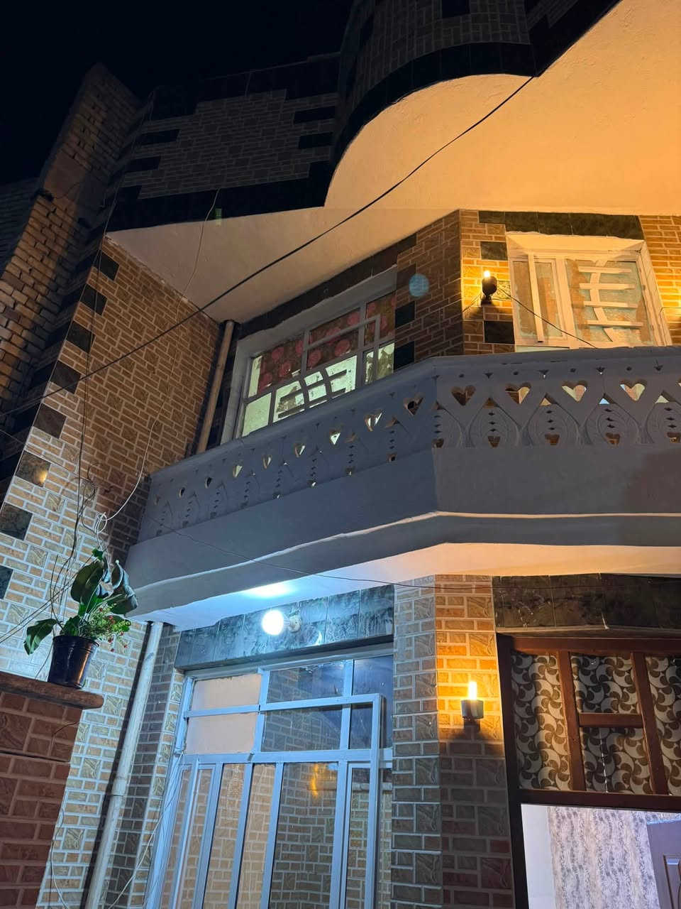 الدار للبيع  بمساحة 150 متر
🔹 يتكون من 3 طوابق
🔹 يحتوي على 6 غرف نوم
🔹 خدمات متكاملة (ماء، كهرباء، مجاري)
3 حمام داخلي واحد خارجي
البلديات حي الصحفيين قرب مركز شرطة 
***********
