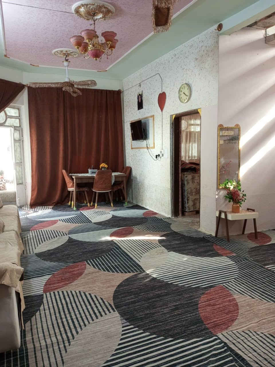 السلام عليكم بيت للبيع
المساحه بالسند 300 واقع حال 350
البيت متكون من 2غرف ستقبال وهول ومطبخ 
صحيات خارجيه وداخليه 
البناء بي بوكس ورباط  خريطه هندسيه 
خدمات كامله من مجاري وتبليط. وخط ذهبي 
البيت عالي عن الشارع متر 
البيت وياه 220متر بورسلين إيفا أصلي 
  للبيت كله داخل وخارج 
السعر خاص 
الرقم ***********. بي واتساب
المكان الشوملي  حي الزهراء قرب  ساحه الطف
