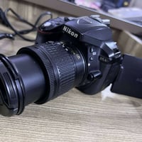 كاميرا نيكون دي5300 وايفاي الملحقات  جنطه شاحنة و بطاريه عدد ٢  عدسه ٥...