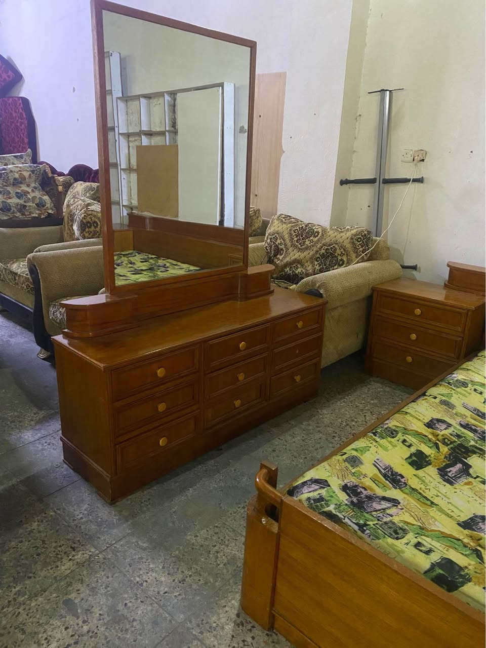 غرفة النوم صاجي عيراقي اصلي ٦قطع نضيف حيل سعر ٤٠٠ ألاف عنوان دهوك بروشك *********** دهوك, العراق
