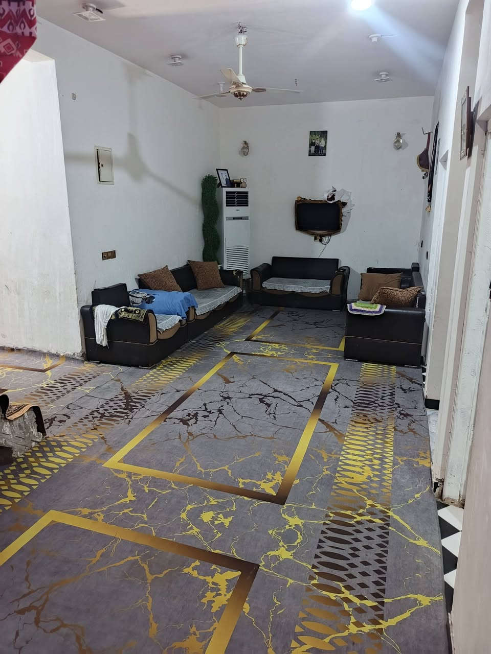 السلام عليكم بيت لبيع المكان الشموخ الولئ قرب جسر المشات متوفر جميع الخدمات محوله باب البيت بنيان حديث
المساحه 200متر
عدد الغرف 2الحجم 
صاله 8في 4
ومطبخ جبير 
وديوانيه9
طارمه وصحيات خارجيه وداخليه
السعر خاص تواصل عله هاذه رقم
***********
