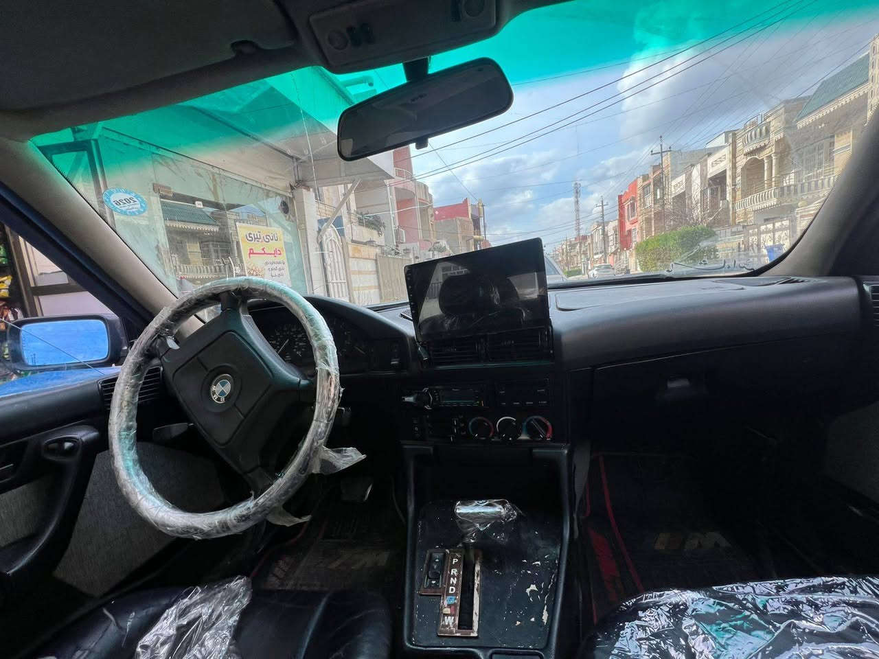 bmw 525 
مۆدیل 1992 
جەمپەکی خەفیفی پێشی هەیە 
ڕەقەم و سەنەوی نوێیە و گێر و مەکینە بەشەرت تەقەو ڕەقەی هیچ نیە 
65 وەرەقە و مەجال
بۆ پەیوەندی 7754416161 واتسئەپ أربيل, العراق
