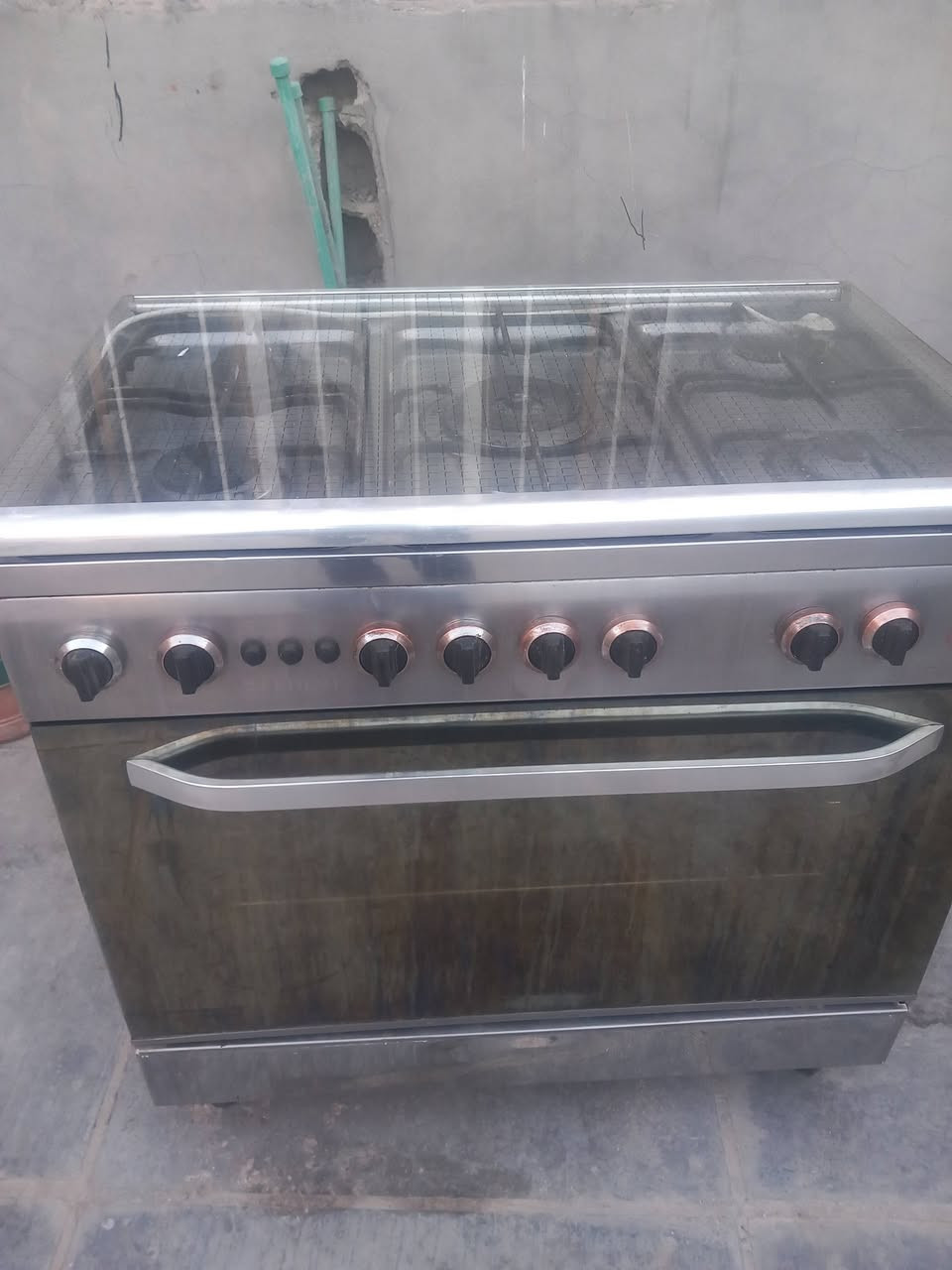 سلام عليكم طباخ علشرط كلة شغال الفرن ولعون كلة شغال سعر ٢٠٠ التصال عل رقم ***********
