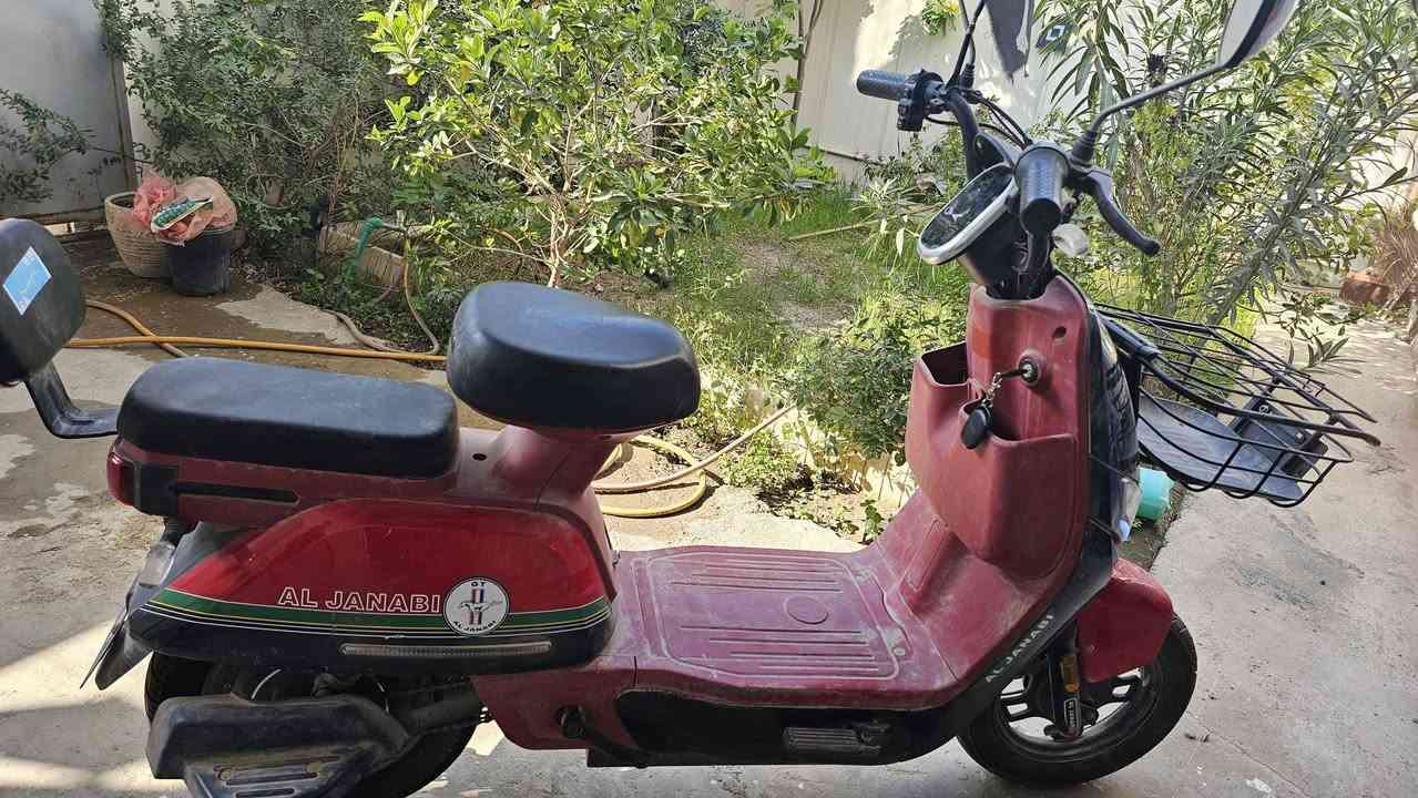 دراجة شحن حجم ١٦ بطاريات عدد ٥ استعمال قليل شغالة ماعدا  بنجر بالتاير الخلفي  ب٢٥٠ وبيها مجال للجادين  للاستعلام المراسله على الرقم  ***********
