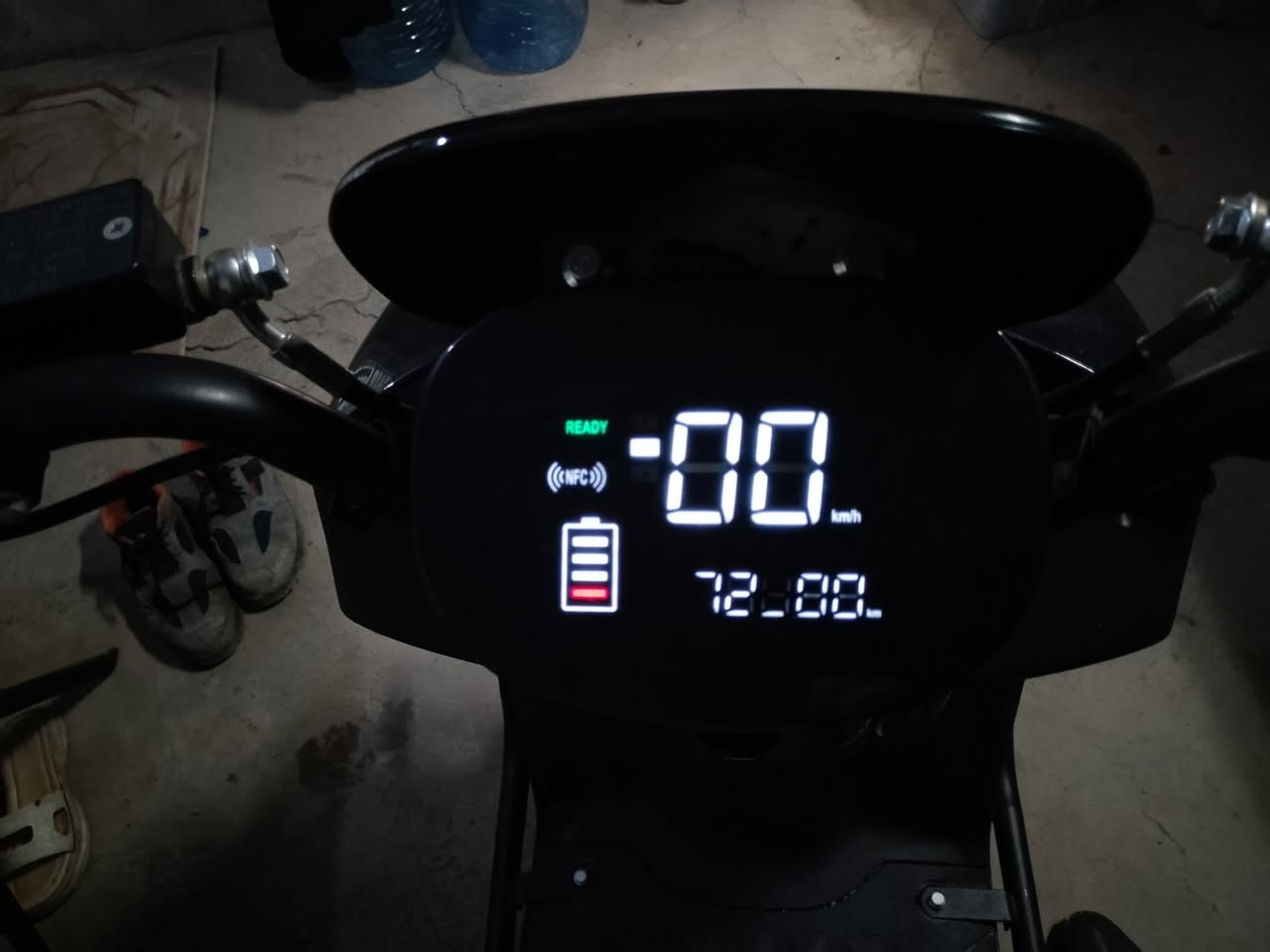 دراجه شحن ام عيون للبيع 
غنية عن تعريف 
 جديده نظافه نفس صور كلشي بيه شغال مع نسختين بصمه تشغيل عن بعد وكرت نسختين وسويج نسختين 
مع حساس سرقه 
وشحن لهاتف 
سرعته 90 لخيالي 
لحقيقي 70
3 سرع بيه مع مثبت سرعه 
R بك 
تمشي 50 كيلو متر بالشحنه لواحده 

نقص بطاريات فقط لانو بطارياته تعبانات بسبب شحنهن زاياد
سعر 700 الف وبيه مجال 
ولكل يعرف سعر هذا لمديل بالسوق شكد 
رقم لهاتف ***********
مكاني بغداد جديده بالمشتل
