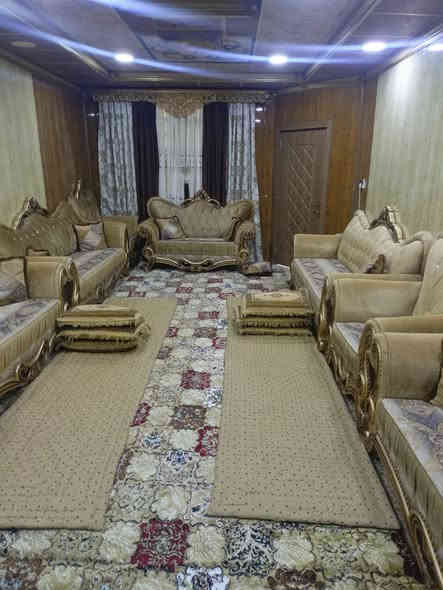 دار للبيع مساحة 300متر الواجهة 10 والنزال 30 يحتوي على 4غرف نوم مع استقبال صدر طير عرض الشارع 15 الطابق الارضي كامل الطابق الثاني قيد الانشاء نقص سقف مع ارضيه السعر المطلوب 165مليون مع المجال للاستفسار ***********/***********
