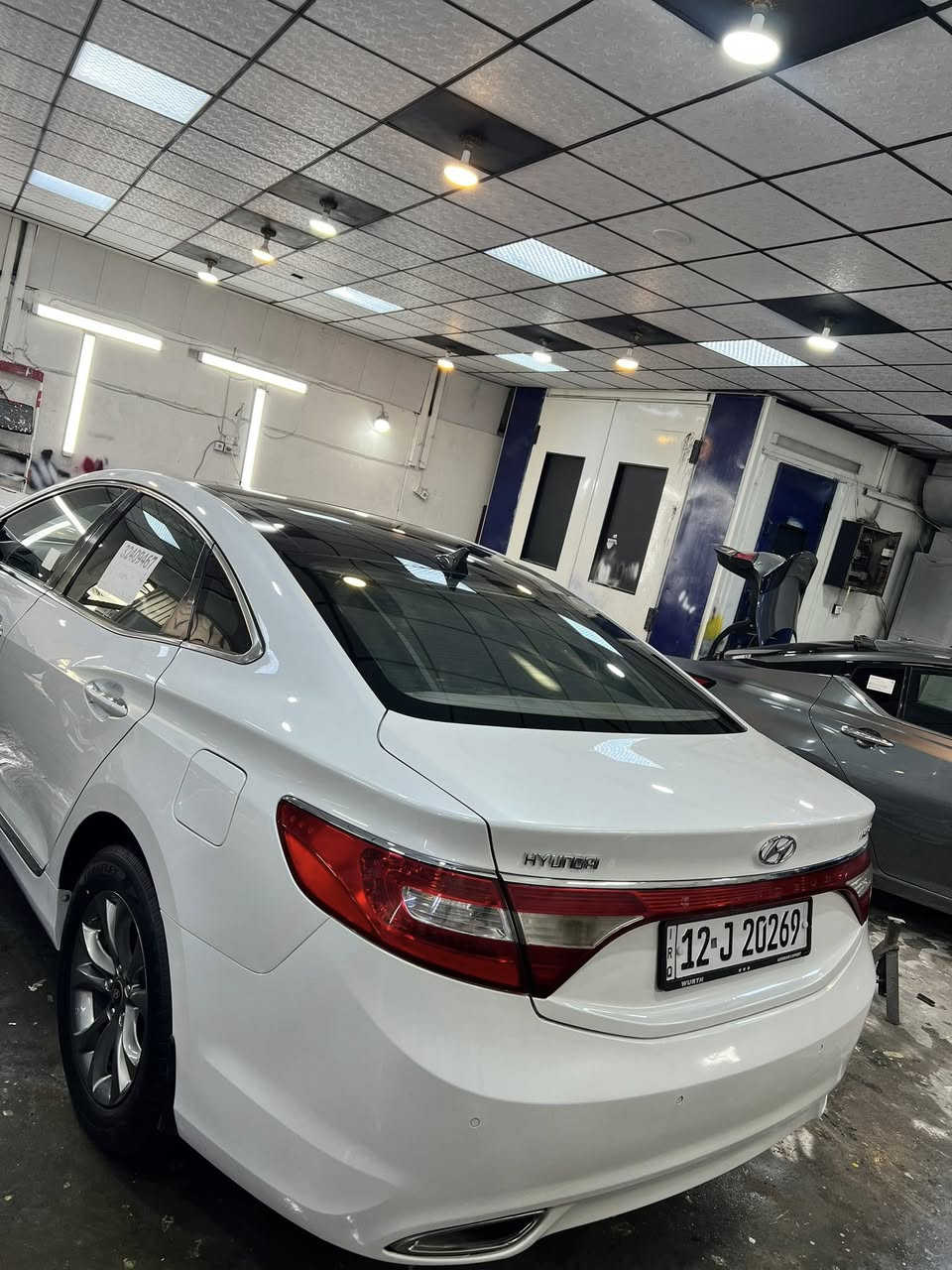 للبيع 
ازيرا 2014  Vip فوول فووول 
صبغ فقط جاملغ خلفي بدون دواخل او ضربه  
محرك حجم 3000 /V6 
ماشية 170 كيلو
محرك كير تبريد طخم شرط 
مواصفاتها👇🏻
بانوراما 
بصمة ابواب وبصمة تشغيل 
كشنات جلد وداخل قرميدي 
اشاير بالمري 
مري شفط
كشنات كهرب 
كشنات خزن ميموري 
شاشه كامره خلفيه 
ثلاث بردات بالسياره 
وبرده الخلفيه كهرباء 
حساسات خلفيه 
تبريد قطعتين 
تحكمات استيرن 
استيرن كهربائي 
شاشه ايباد فول تحكم موبايل 
بعد بيها هواي مواصفات 
سياره جاهزه ومايعوزها دينار مصرف 
رقم نينوى دولي باسمي وشرط التحويل 
مكان سياره موصل 

‭0773 284 2093‬

‭0751 082 9593‬
