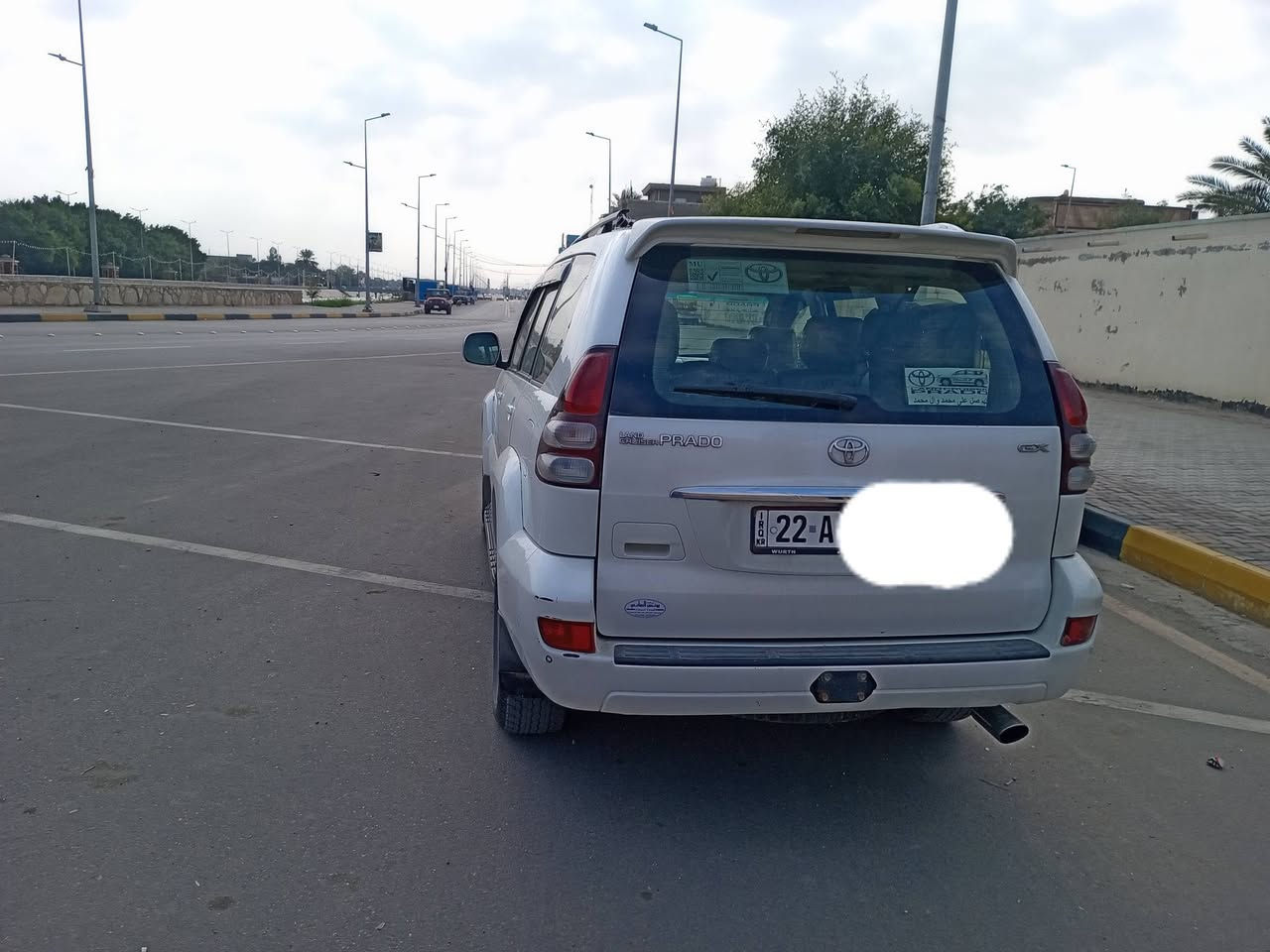 اللهم صل على محمد وآل محمد
برادو ابيض صدفي خليجية، موديل 2008 محرك 2700 اربيل مكفوله من الحادث أو الصبغ. االسونار مرفق. مراوس ببرادو 10 أو 11 أو 12 وما نختلف عالفرق أو بيع.

تبريد 3 قطع، التدفئة شغاله مع تدفئة أسفل الكشنات.
تخم تاير جديد مع حدادية، كشن مخمل، ارضيه كاربد بلاد، جرس 120،  ترحيب مع اناره داخليه عند قفل السيارة أو فتح السنتر لوك. كهربائيات كاملة مصابيح أسفل الدشبول واسفل الكشنات عند فتح وقفل السيارة.
محرك. كير بالشرط.

((السيارة بأسمي استخدام شخصي من المدرسة للبيت ومن البيت للمدرسة على قدر الدوام فقط.))
((السعر المطلوب 185 قابل للتفاوض)) 
بيها جراد بالقمارة قليل لكن بالصورة مبين كثير ومن جهة باب الصدر من اشتريتها الجراد بيها موضح بالصور صار سنتين عندي السيارة خير من الله.

***********
