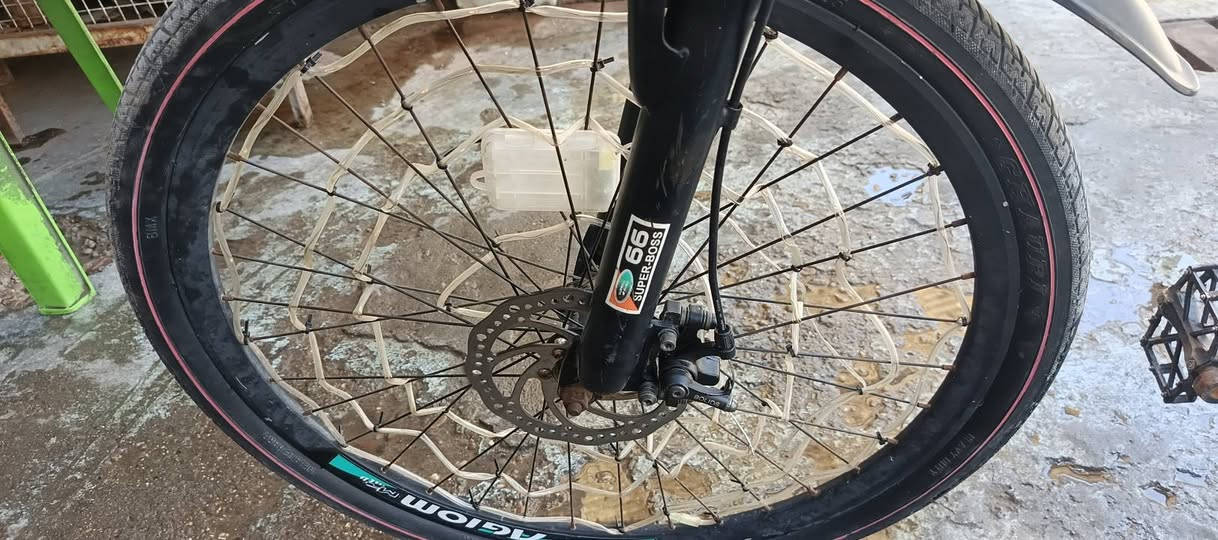 دراجة هوائية جبلية قابلة للطي، تتميز بإطار أخضر اللون يحمل علامة تجارية "SHIMANO".
تحتوي على عجلات مقاس 26 بوصة ونظام تعليق مزدوج لامتصاص الصدمات.
السيبايه مالته موجوده  بس دبلات الاماميه شويه تشكل او سبرنكات 100


**إذا كنت صاحب هذا الإعلان وتريد حذفه لأي سبب، رجاءا أرسل رسالة إلى الدعم الفني**