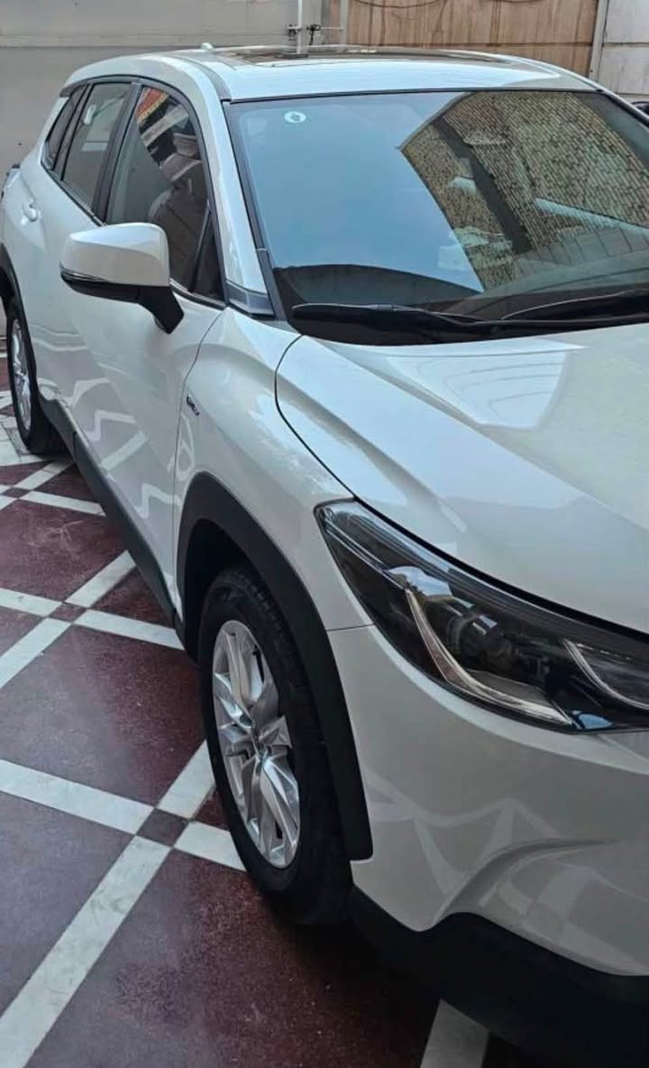 للبيع | Toyota Corolla Cross Hybrid 2024 – وارد الصين (أعلى فئة)
كورلا كروس هايبرد للبيع 
🚗 المواصفات:

 ● محرك هايبرد اقتصادي جدًا في استهلاك الوقود.
 ● تشغيل بصمة مع مفتاح ذكي (Smart Key).
 ● تشغيل زر (Push Start).
 ● فتحة سقف كهربائية.
 ● مقاعد جلد أصلية.
 ● مقعد السائق كهربائي.
 ● باب صندوق كهربائي.
 ● شاشة عدادات رقمية قياس 12.3 إنج.
 ● شاشة وسطية تعمل باللمس.
 ● كاميرا خلفية.
 ● حساسات أمامية وخلفية.
 ● رادار أمامي.
 ● مثبت سرعة راداري (Adaptive Cruise Control).
 ● نظام الحفاظ على المسار (Lane Keep Assist).
 ● نظام التحذير قبل الاصطدام مع الكبح التلقائي.
 ● إنارة LED أمامية وخلفية.
 ● مانع انزلاق وثبات إلكتروني.
✅ السيارة بحالة ممتازة ماشيه 30 الف وقابل للزياده
✅ تبديل دهن لوكومولي وكالة الشركة 
�📞 للاستفسار والمزيد من التفاصيل يرجى التواصل على الواتساب أو الاتصال. ***********
