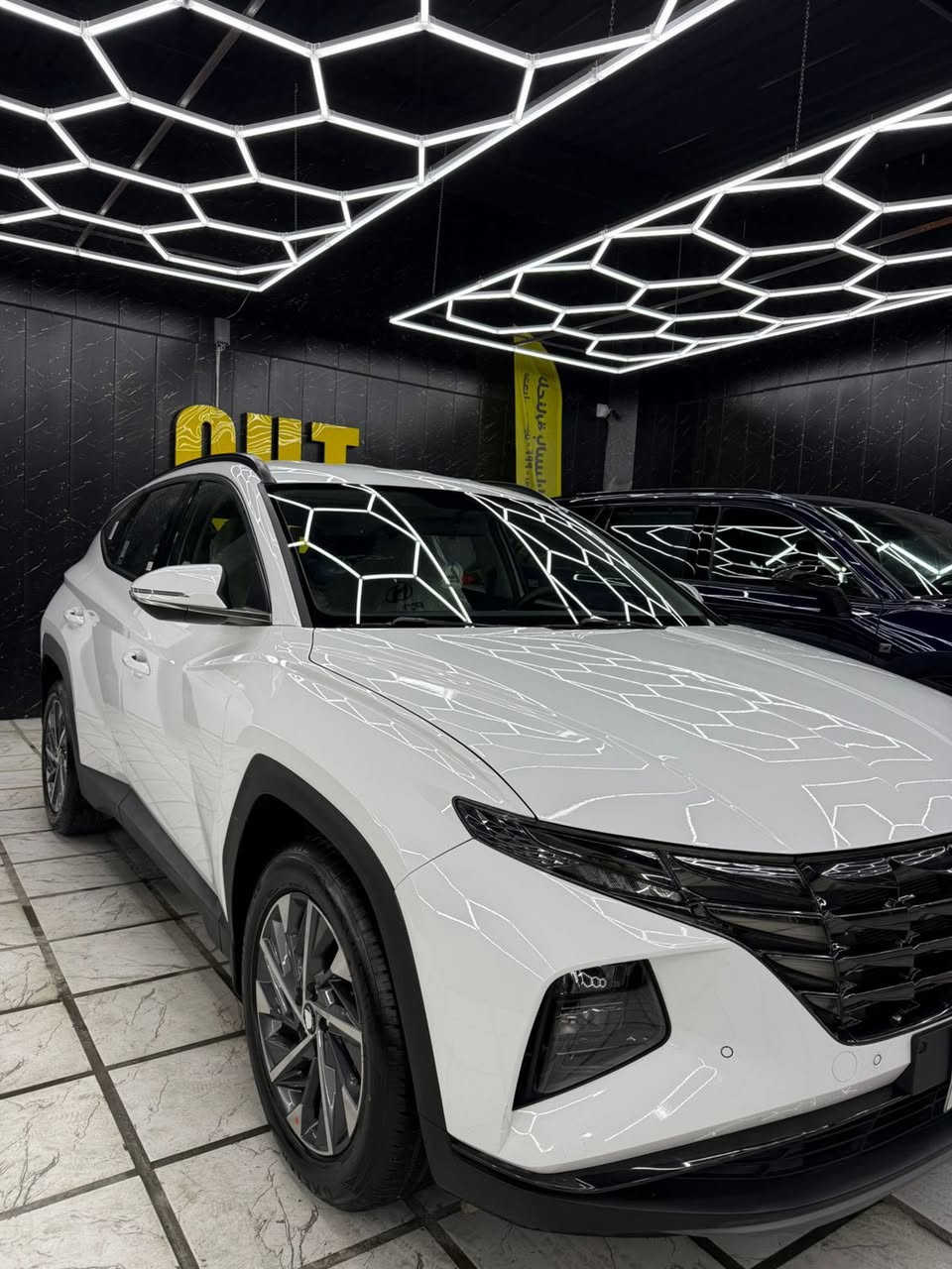 السلام عليكم 

للبيع هونداي توكسان 
موديل 2023
وارد خليجي 
رقم  بغداد
غير متواجد على الفيسبوك ✅
 المسافه (65)الف
كفالة عامة من الصبغ والتبديل 
فقط بارد بسيط بالجاملغ الامامي عكس السيايق موضح بالصوره

      المواصفات:-
☘️ حجم المحرك 2000 
‏☘️ مفتاح التشغيل بصمة ( بصمات عدد 2) 
‏☘️ تشغيل عن بعد 
‏☘️ الهاند بريك بصمة 
‏☘️ حساس امامي 
‏☘️ حساس خلفي 
‏☘️ تحكم مقود جهتان 
‏☘️ مثبت السرعة 
‏☘️ ويل كب كروم 
☘️ شاشة ابل كار بلي 
☘️ كاميرا دوارة 
‏☘️ اريل نفكيتر
‏☘️ نظام التزحلق 
‏☘️ بك لايت ledمتصل 
‏☘️ كشافات زينون 
‏☘️ المري قابلة للطي 
‏☘️ اشاير بلمرايا 
‏☘️ نظام التزحلق 
‏☘️ ايرباكات  
‏☘️ المقاعد الامامية كهرباء عدد 2 
‏☘️ شاحن واير ليس
☘️ نقطة نزول المنحدرات 
☘️ بردات ابواب خلفية 
‏☘️ تبريد امامي و خلفي  
☘️ درايف مود 
‏☘️ اوتو هولد
السعر 210 ورقة وبيها مجال للشراي مكان السيارة بغداد 
***********
السيارة مكفولة من التبديل والصبغ على البلاد 💥بيها فقط بارد بالجاملغ عكس السائق اقل من شبر
ورصعه بالبنيد ما مصلحها
