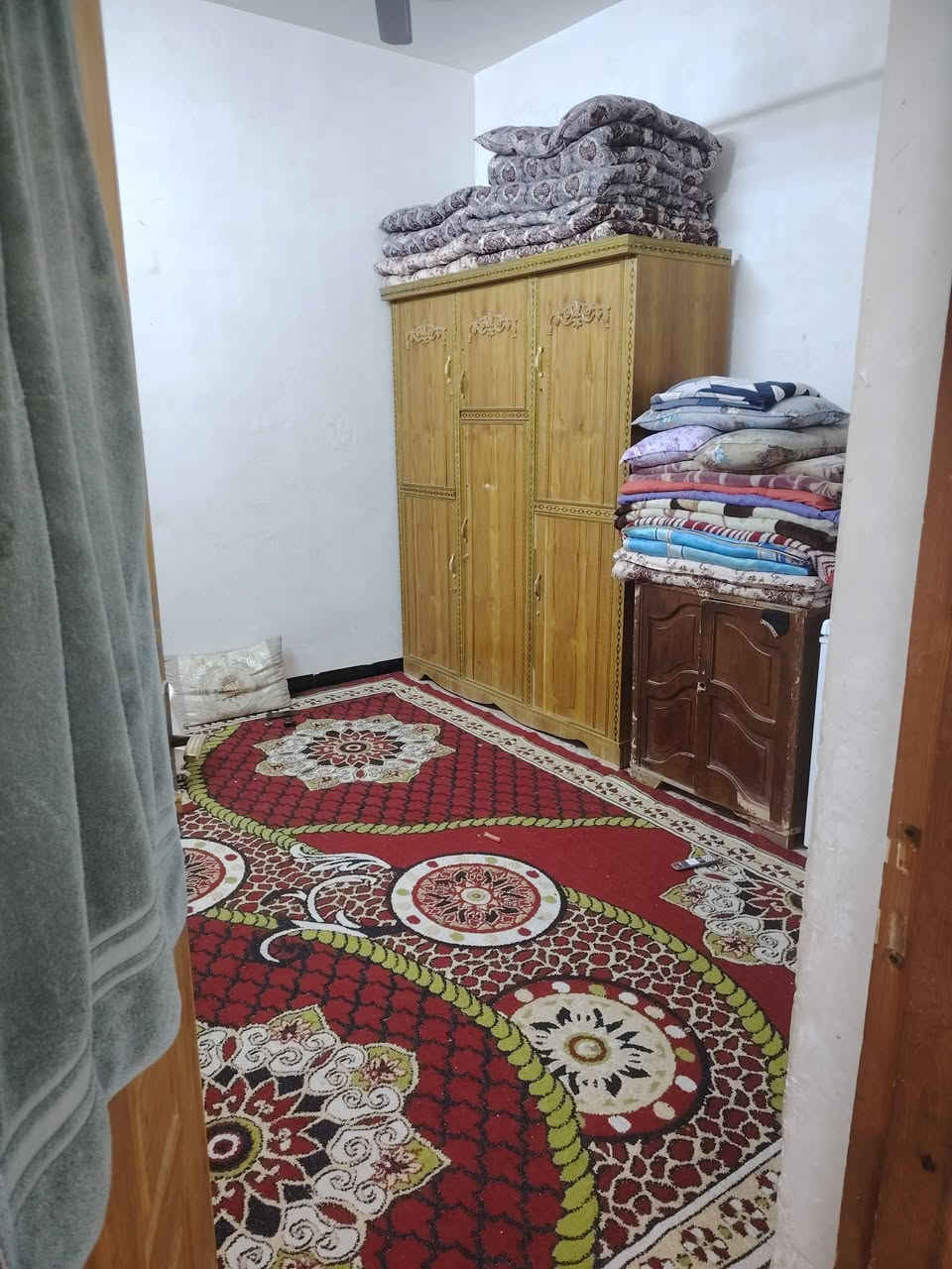 بيت للبيع مساحة 120 متر منطقت الظباط الثاني وبناء البيت طابوق جمهوري وسقف صب مسلح عدد الغرف النوم 2 وصال وستقبال ومطبخ وترك عدد 2 وحمامات عدد2 السعر 85ملون وبي مجال ولستفسار أكثر تصل على رقم *********** قرب ساحت هيثم
