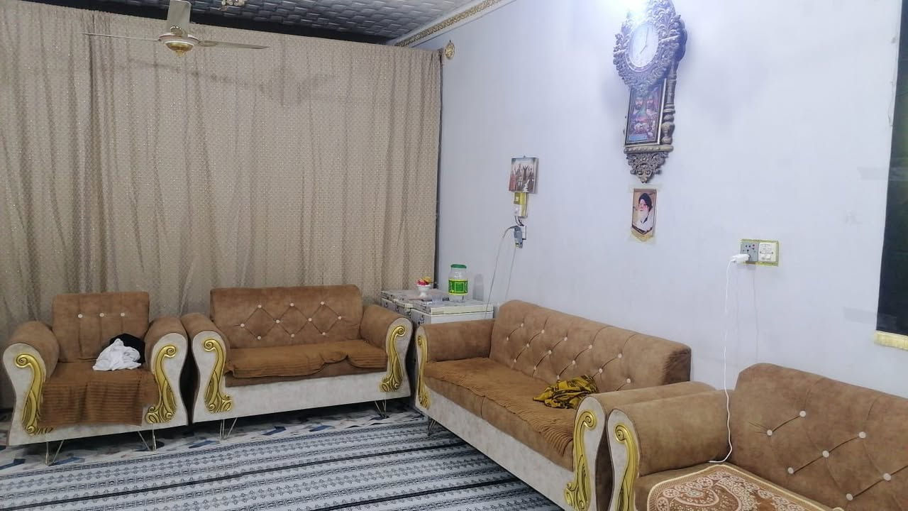 السلام عليكم بيت مساحه 260 متر بيت كامل وقطعه خلفيه وحديقه 
غرفتين وصاله ومطبخ واستقبال وصحيات 
مكانه بلناصريه منطقه السبل الثانيه قرب اسواق ابو شكريه للتواصل ***********
