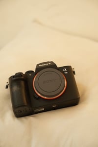 للبيع  Sony alpha a7iii  الشتر  غالبا 20 الف  نضافة 99% ممتازة جدا ويا...