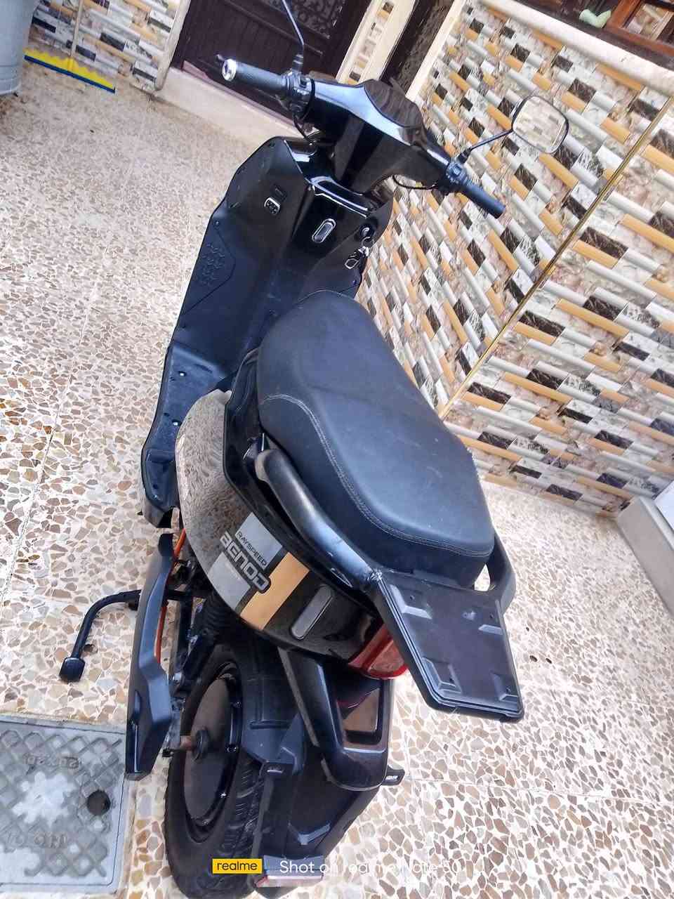 السلام عليكم دراجه شحن معروضه للبيع    بها ضعف بالباتريات السعر 500,000 وبيها مجل رقم ***********
