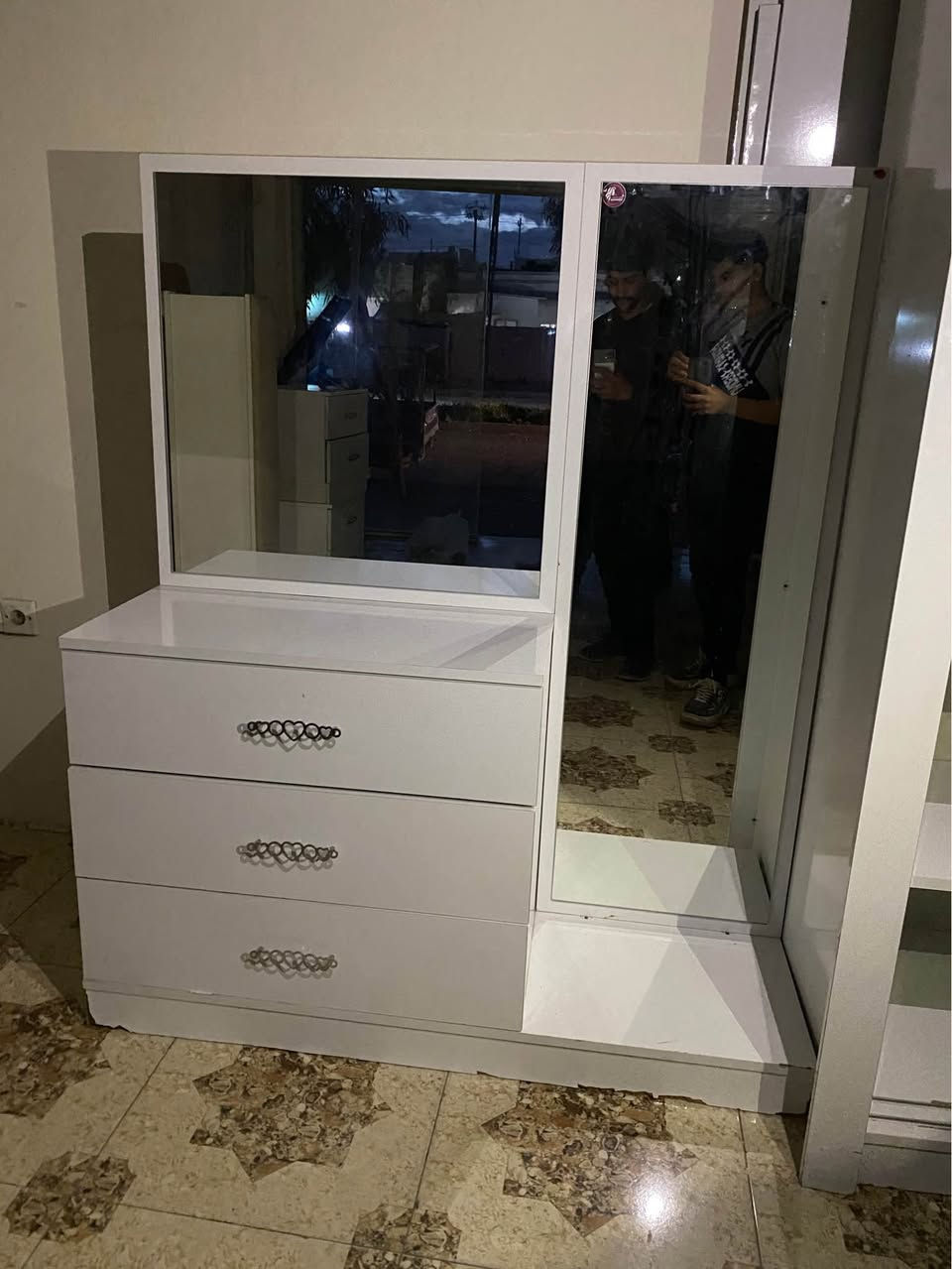 ‎غرفة نوم لبيع اخو الجديد 7 قطع سعره 450 وبي مجال شراي خابر ع رقم ***********‎ كركوك, العراق
