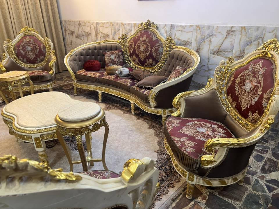 صاله مصري خشب زان طلاء ورق الذهب متكونه من تخم وطبلات مرمر وفاترينا وصور وفازه السعر مليونين بالمنصور ***********
