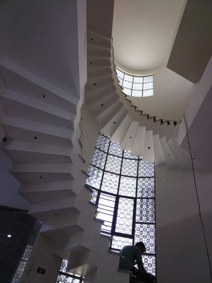 السلام عليكم 
احد خلافات الحي كان يشتغل خارج 
الحي بالشركات والدوائر 
وهسه رجع للحي 
وهذا شغله وهذا رقمه
***********
