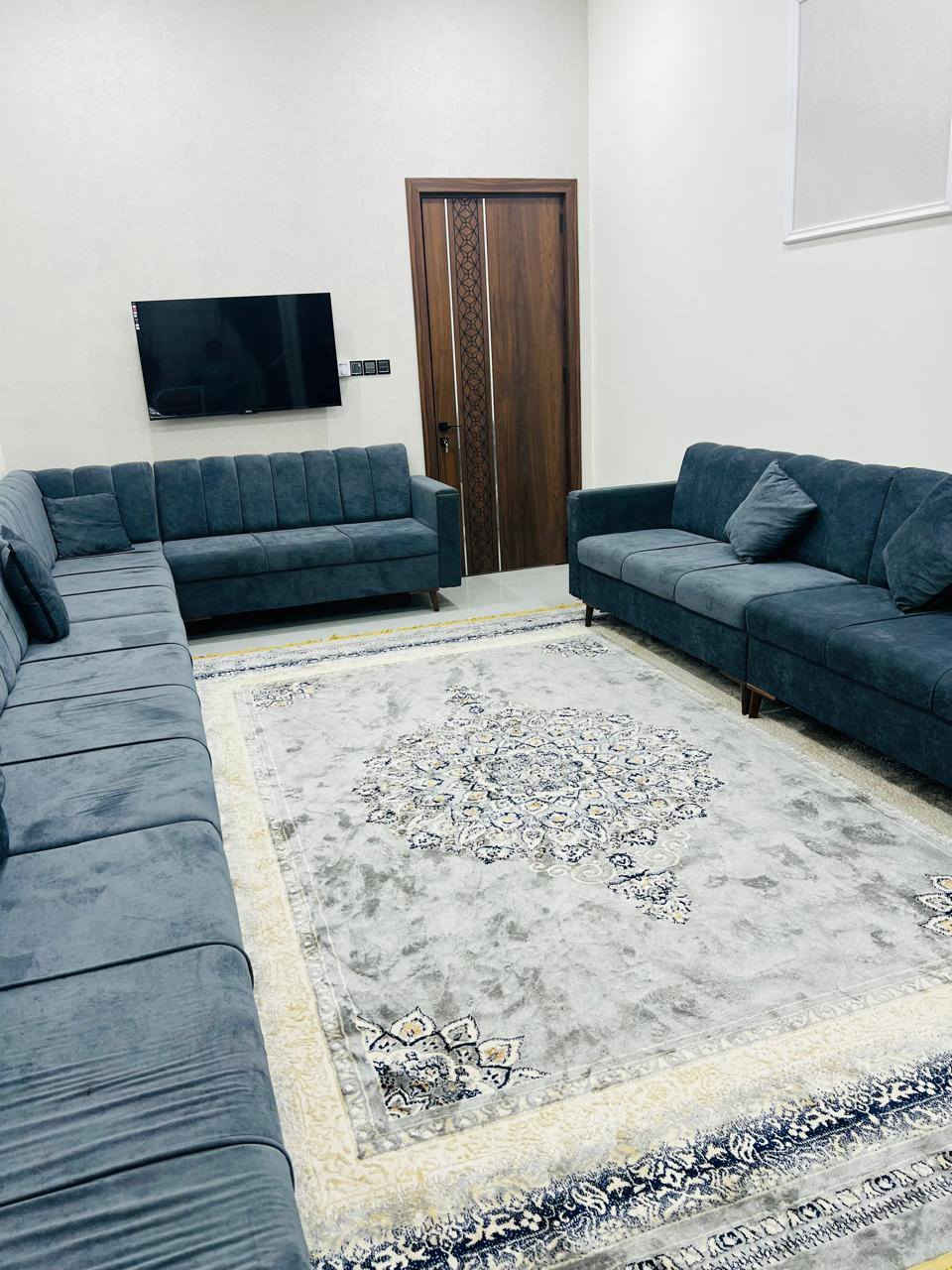 السلام عليكم بيت للبيع في حي الضباط السريع مساحه ١٥٠ متر وجه سبع ونص نزال ٢٠ بناء٢٠٢٥طابق ونص جاهز من كلشي مابي نقص كلشي شتايكر غرفتين نوم صحيات ٣ صحيات بناء حديث للإستفسار الاتصال على علماً البيت انسكن صار ٣ اشهر فقطط
***********
