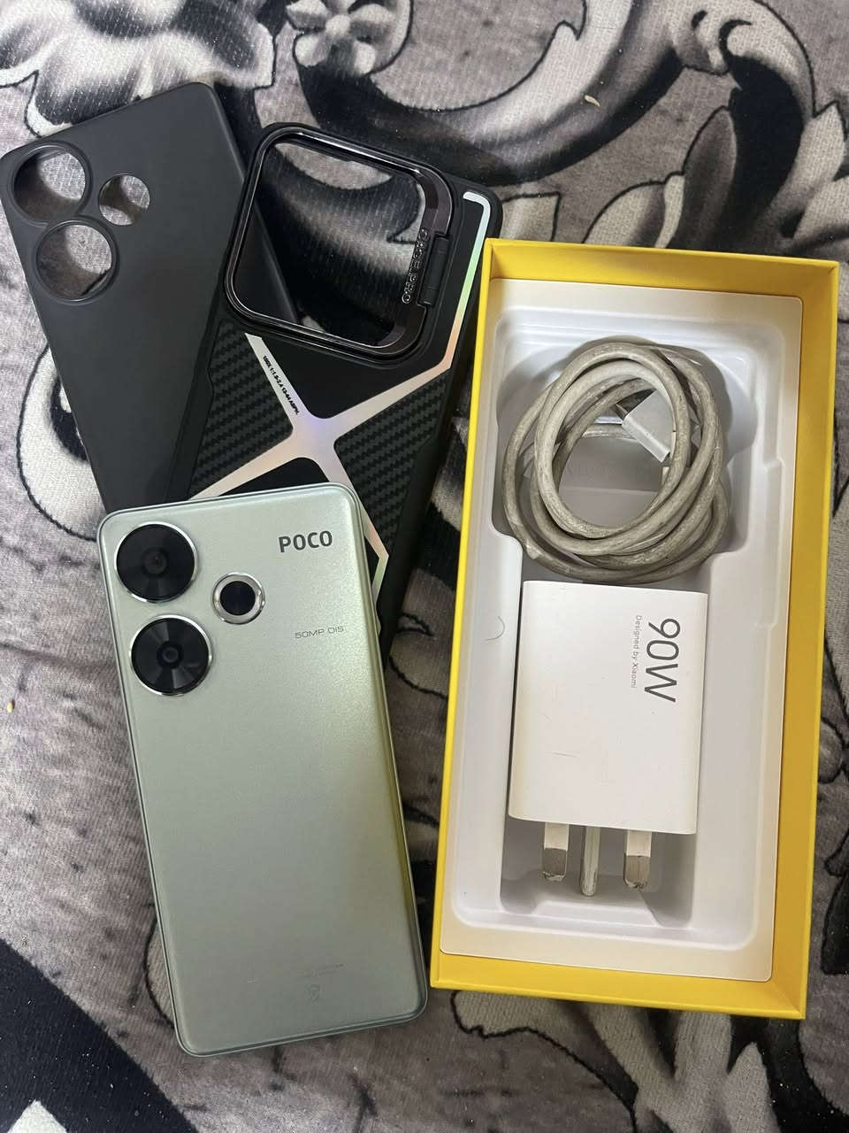 Poco F6
نضيف ولا شخطة بيه 
ذاكرة 512 والشعوائية 16
بوبجي يشغل 120 فريم بكل سلاسة
يجي وياه كرتونة وكفرين و شاحنة 90 واط  وهوة اصلا ميصرف شحن كلش ممتاز وشحن سريع
السعر 325 مكاني بغداد جميلة ***********
