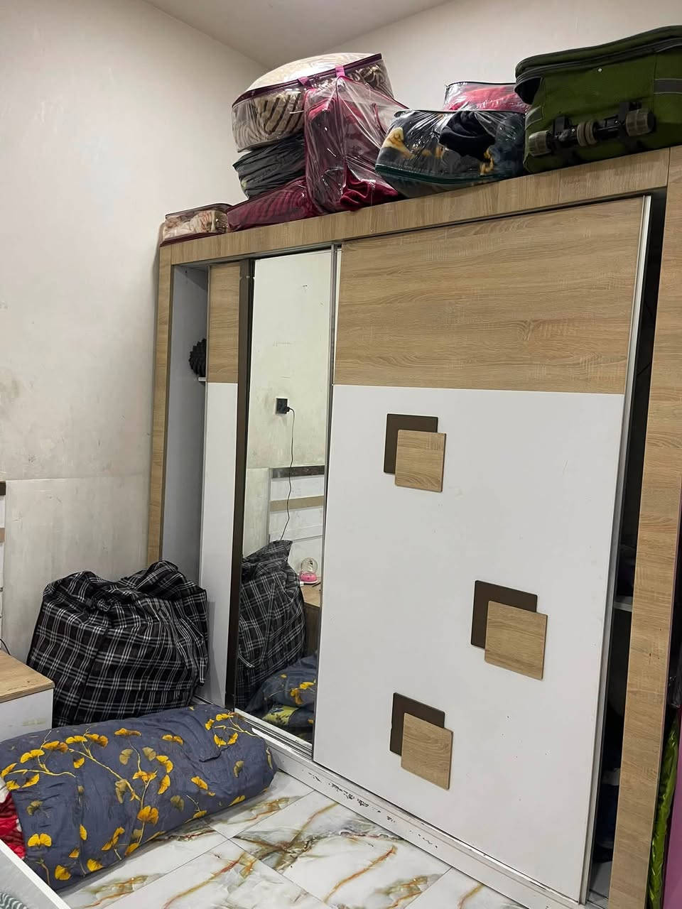 سلام عليكم  غرفه نوم جبيره وغرفه نوم مال اطفال وكنتور عراقي  وبوفيه قيم وخذ ***********

