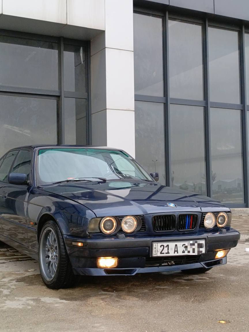 Bmw 525i
مۆدیل 1992 پێش و دوا کراوە بە 1995 ، گێڕ تۆماتیک ،  ڕەقەم سلێمانی بەشەرتی تەحویل و وەکالەت و غەرامە سەنەوی تازەیە عام بۆیاغە ، چاملغی دواوە سایەق قرچێکی هەیە و  چاملغی پێشەوە سەکن قرچێکی بچوکی هەیە
سەیارەکە بەس ماشاللەی ئەوێ توند و تۆڵە چرکەی تیانیە چاڵ و چۆڵ و شوختی نیە بێ مەسرەف
تەبرید سارد و گەرم 
گێڕ و مەکینە بەشەرت بێ سەرف و بوخار سەوت
قوەتی بەس ماشاللەی ئەوێ 
سەیارەکە هی ماڵی خۆمە هی مەعرەز نیە
سعری 65 تۆزێ مەجال
***********
***********
شوێن سلێمانی السليمانية, العراق
