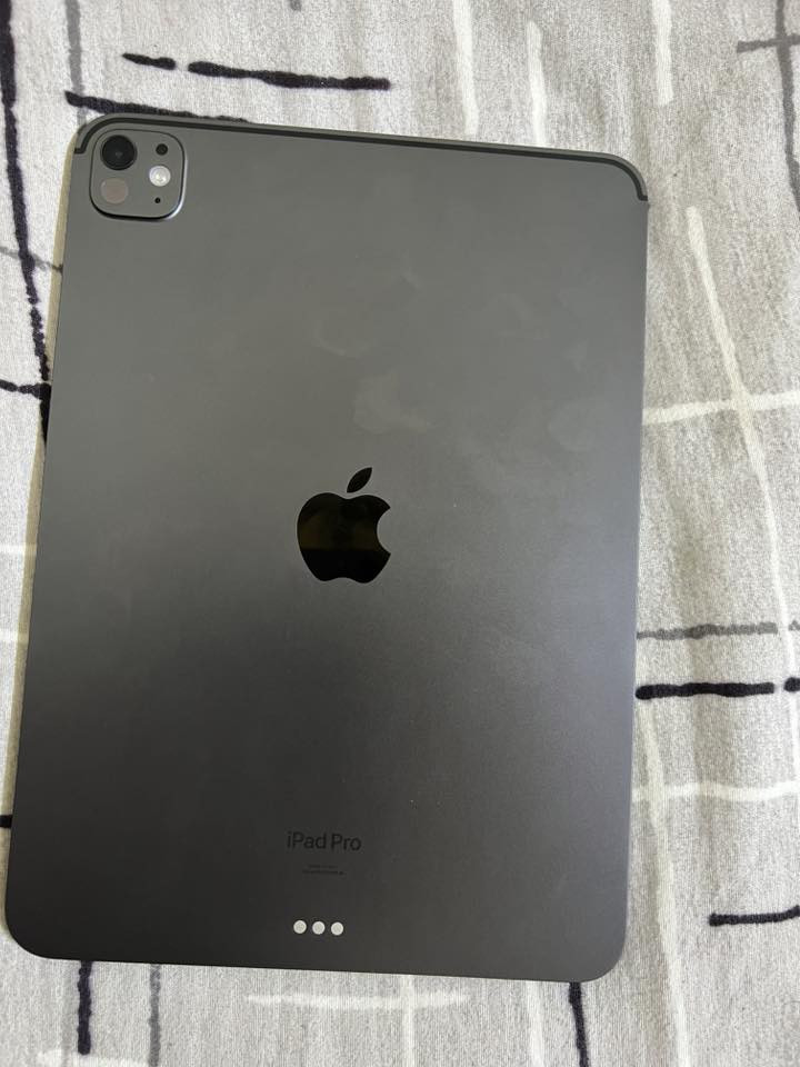 السلام عليكم 
ايباد pro M4 /١١ إنش / بطارية ٩٠ / ذاكرة ٢٥٦ / 
قفل ٧٠٠ دولار 
تواصل واتس أب ***********
