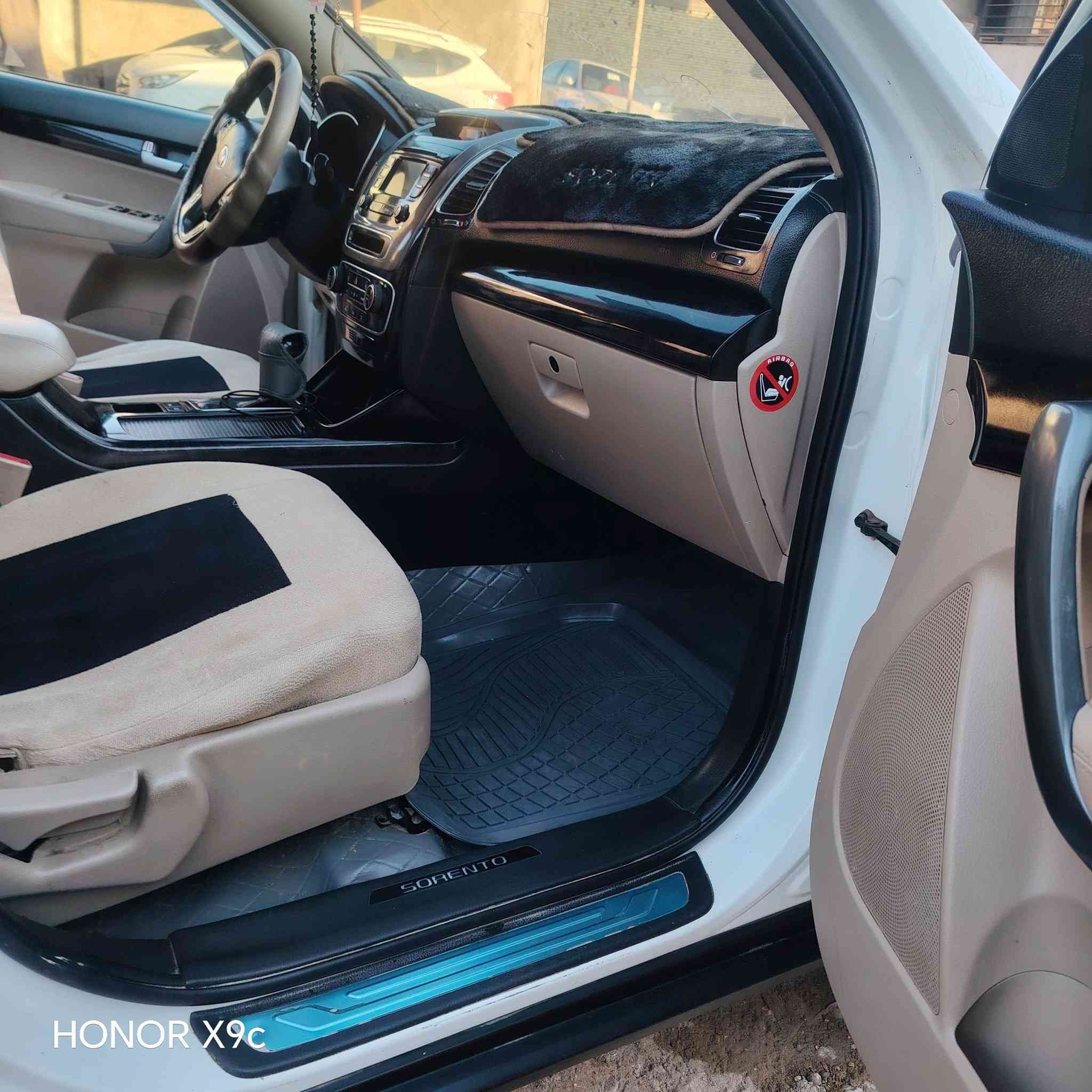 السلام عليكم 
سورنتوا موديل 2015
فوول عدى البنوا راما 
6 سلندر 
رقم بغداد 
السياره بأسمي شخصياً ثاني يوم احولك 
 نضافه فوول سياره جديده بمعنى الكلمه 
مكفوله من ضربه وبارد وصبغ وتبديل 
ماعدى اكو رصعات حالوب  تطلع بالسونار بس بالحقيقه مالها وجود ابد   السونار موجود بالصور 
السعر  197 وبيها مجال 
مكان السياره بابل / جبله 
للاستفسار الاتصال ***********
