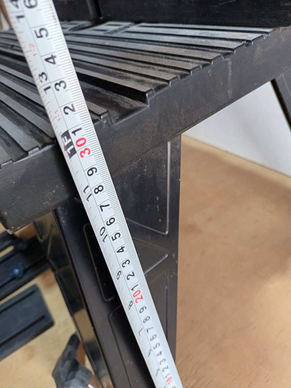 ميز فريزه المنيوم ٥٠ ألف
